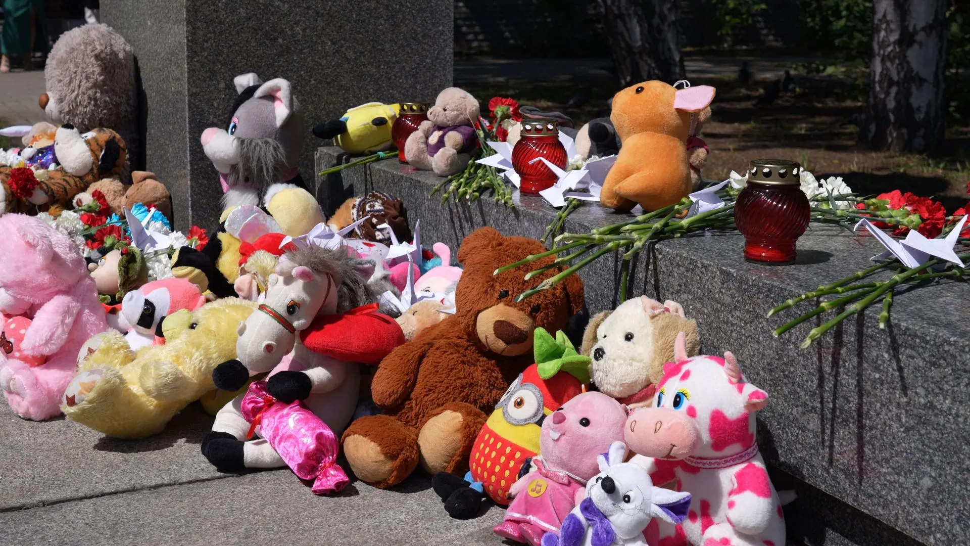 Память погибших в Донбассе детей почтили в Барнауле Память погибших в Донбассе детей почтили в Барнауле