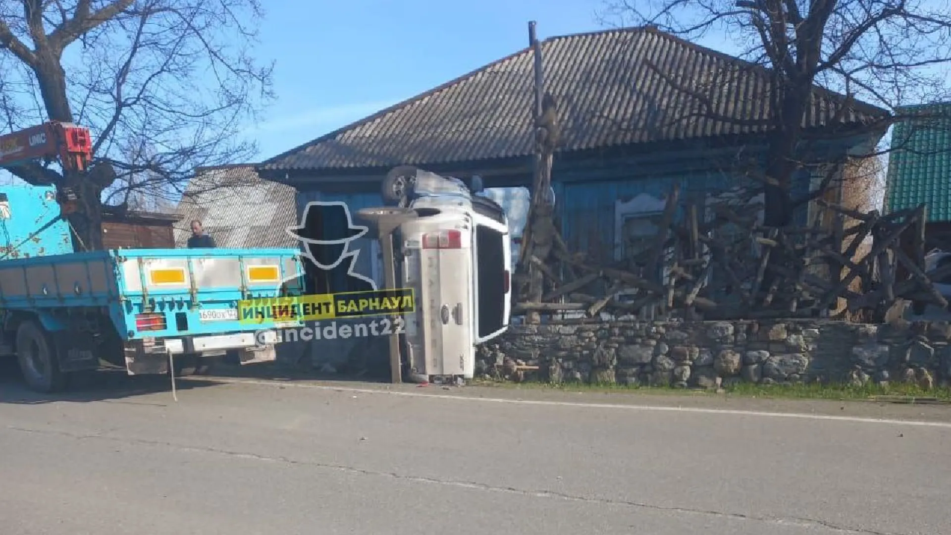 Автомобиль перевернулся и врезался в дом в алтайском селе Автомобиль перевернулся и врезался в дом в алтайском селе