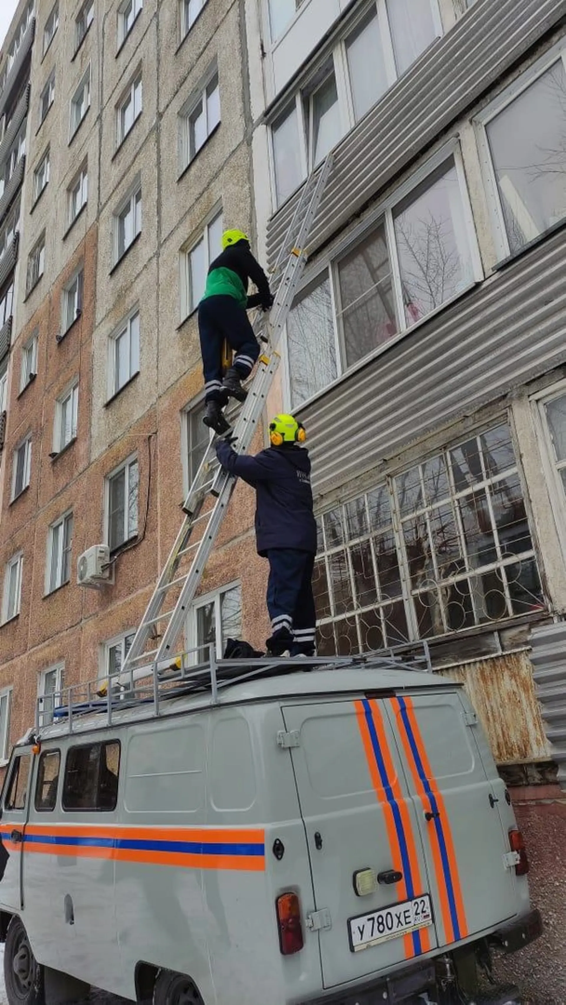 Обеспокоенные состоянием пенсионерки соседи вызвали спасателей в Барнауле Обеспокоенные состоянием пенсионерки соседи вызвали спасателей в Барнауле