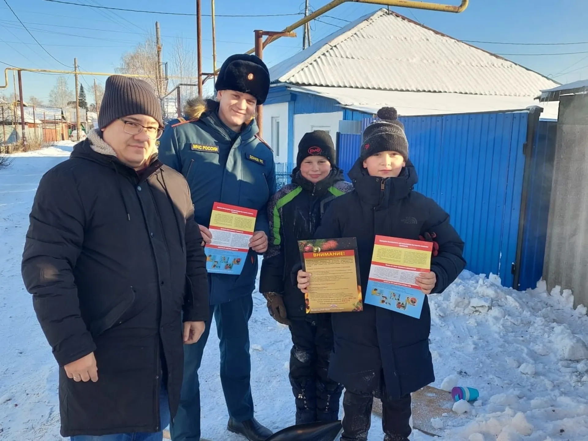 В Барнауле сотрудники ГОЧС установили 46 пожарных пожарных извещателей В Барнауле сотрудники ГОЧС установили 46 пожарных пожарных извещателей