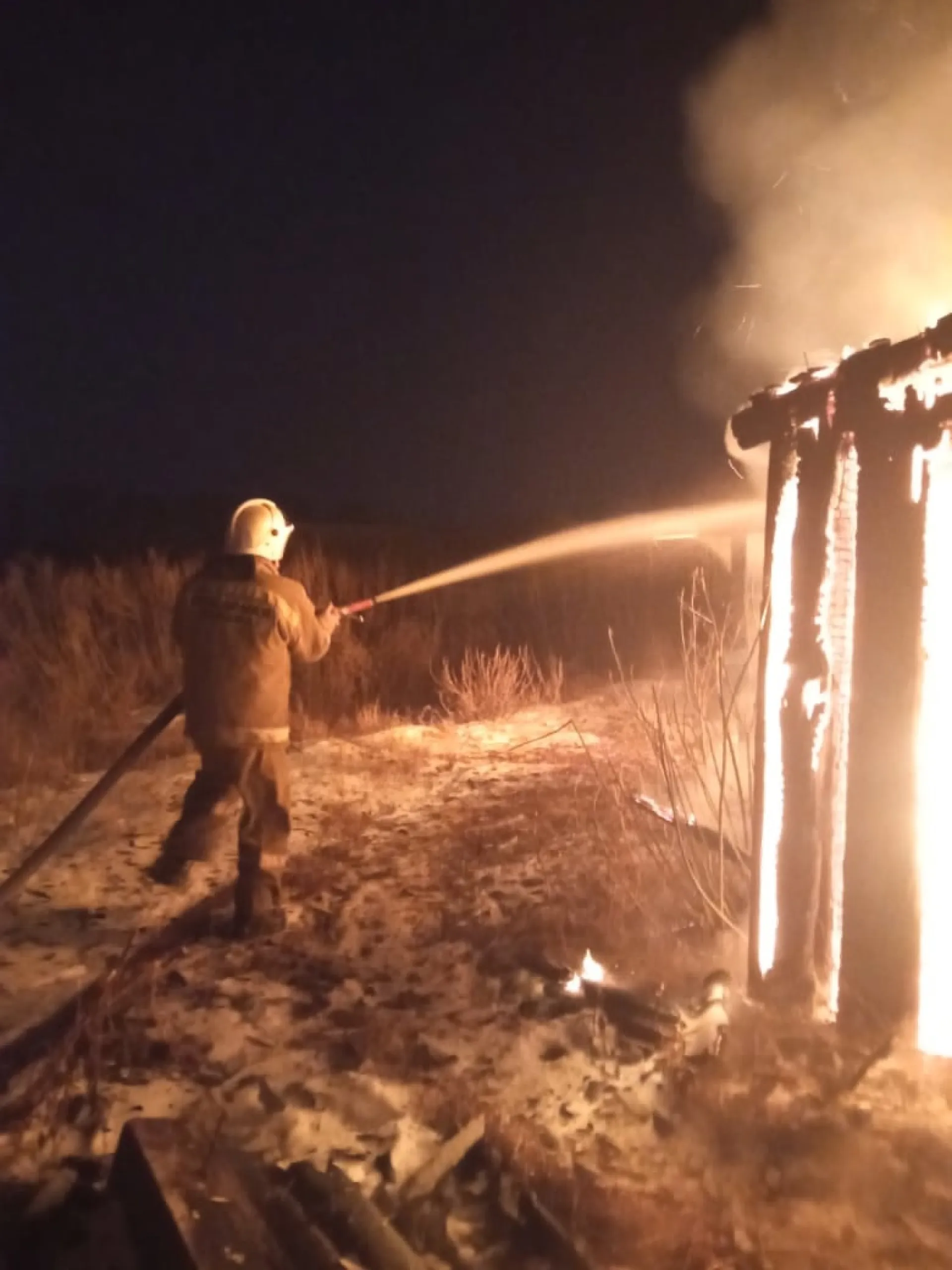 Женщину чудом успели спасти из горящего дома в Топчихинском районе