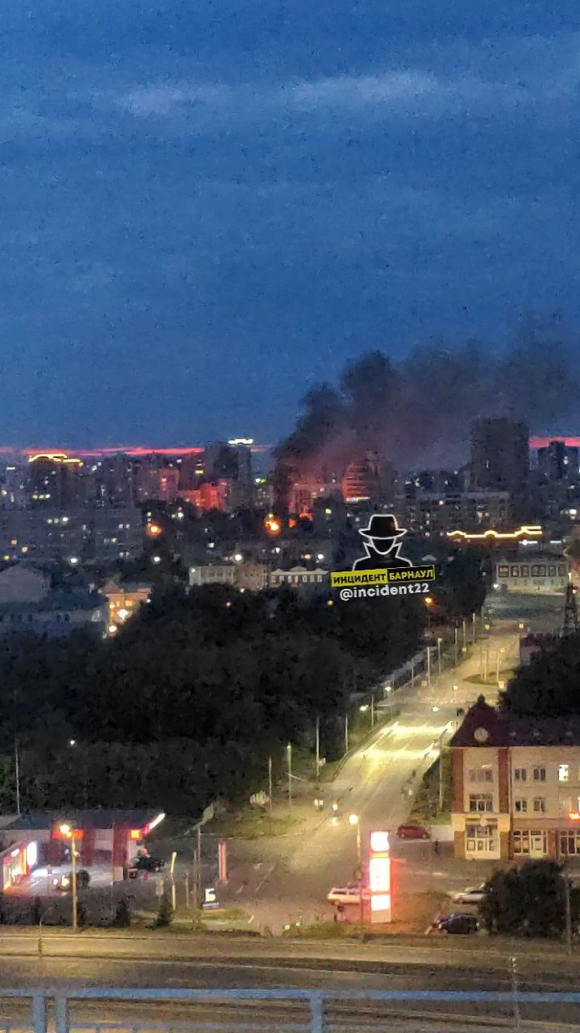Заброшенный дом загорелся в Барнауле Заброшенный дом загорелся в Барнауле