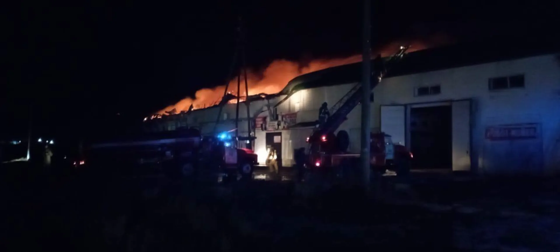 Пожарные потушили здание СТО в Камне-на-Оби