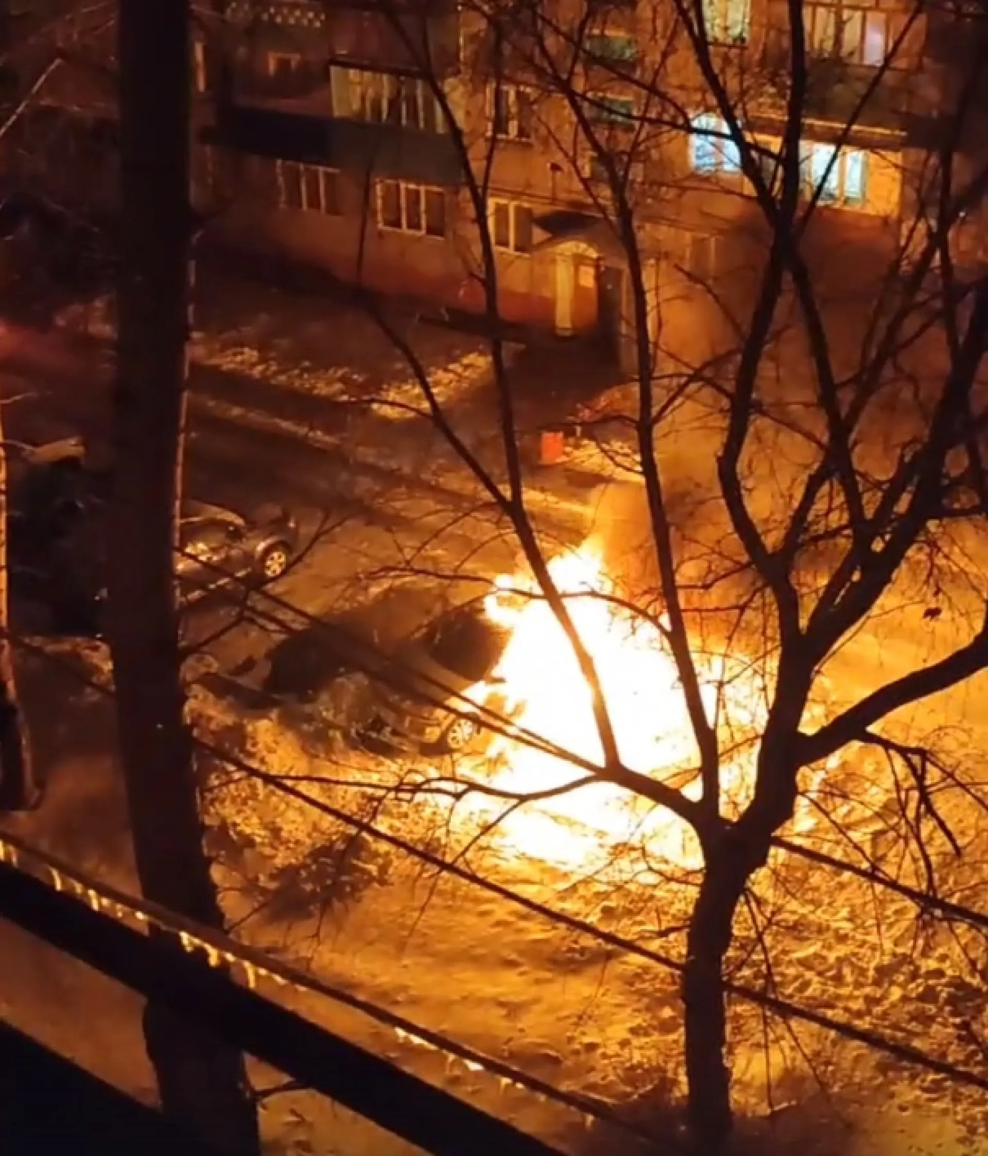 Автомобиль загорелся в Барнауле Автомобиль загорелся в Барнауле