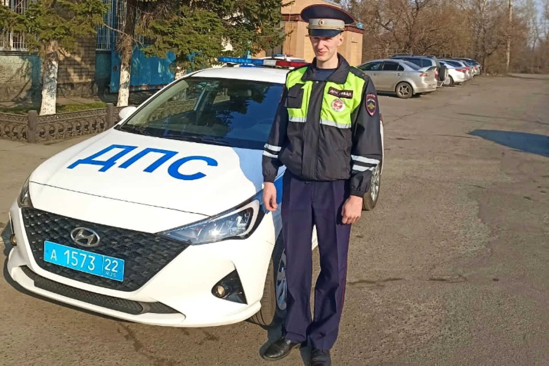 В Бийске сотрудник Госавтоинспекции спас жизнь ребёнку В Бийске сотрудник Госавтоинспекции спас жизнь ребёнку