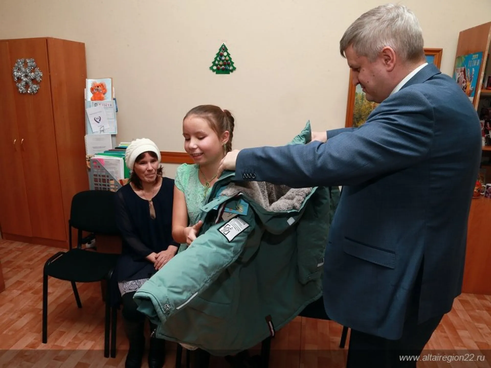 Губернатор Алтайского края исполнил новогоднее желание девочки из многодетной семьи Губернатор Алтайского края исполнил новогоднее желание девочки из многодетной семьи