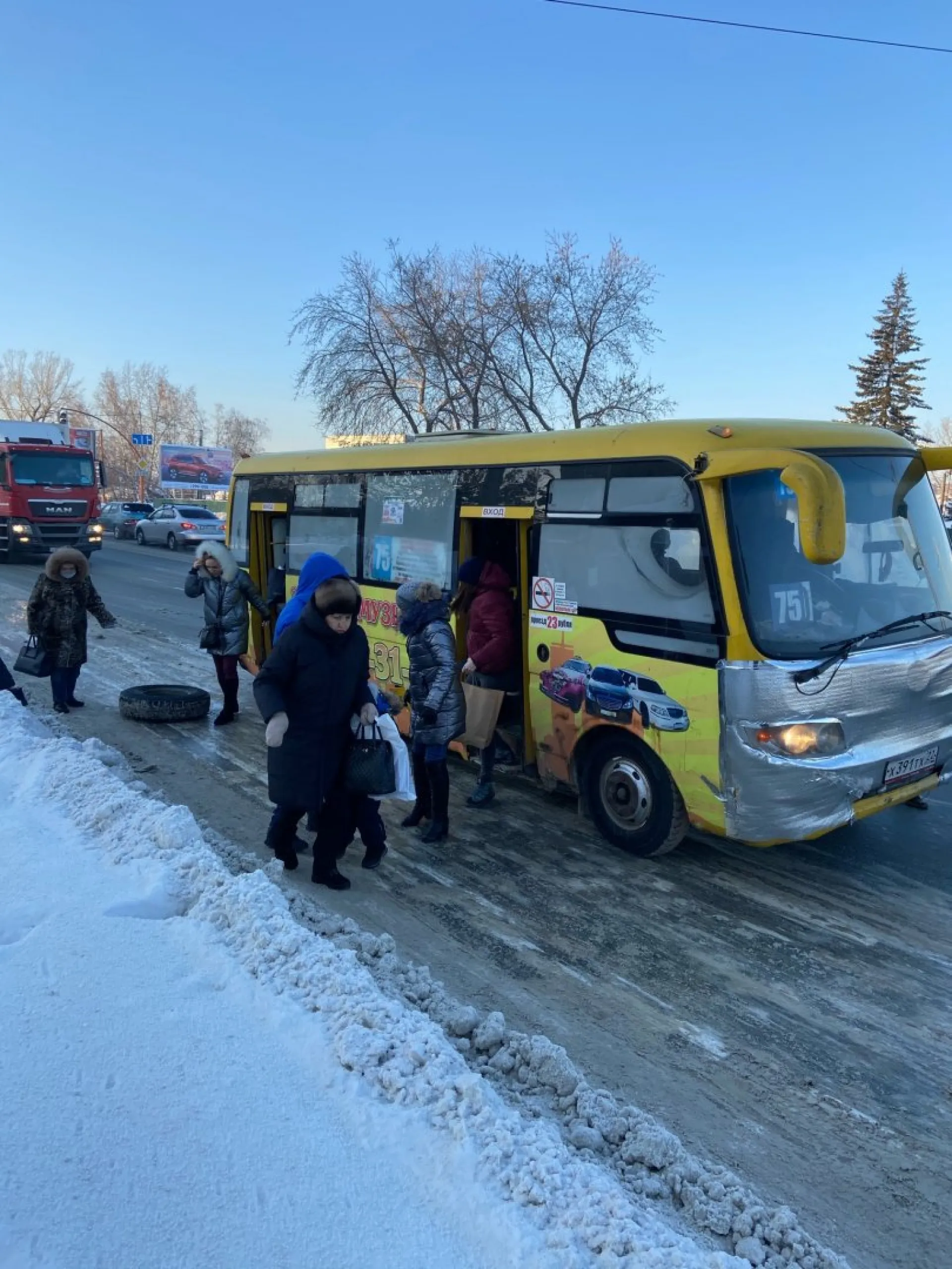 Колесо отвалилось у маршрутки в Барнауле