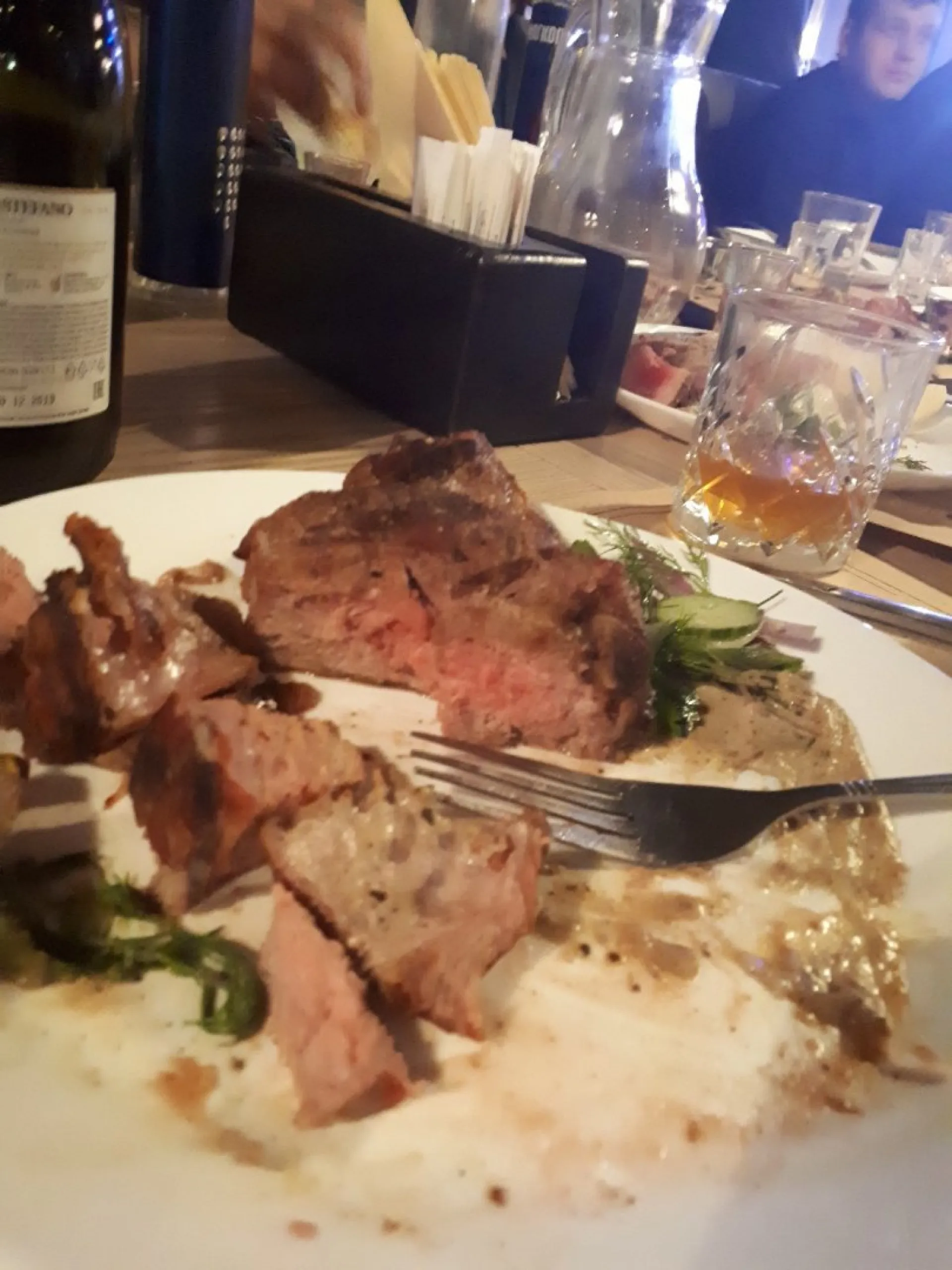 Сырое мясо и один салат на четверых: девушке не понравился корпоратив в барнаульском ресторане Сырое мясо и один салат на четверых: девушке не понравился корпоратив в барнаульском ресторане