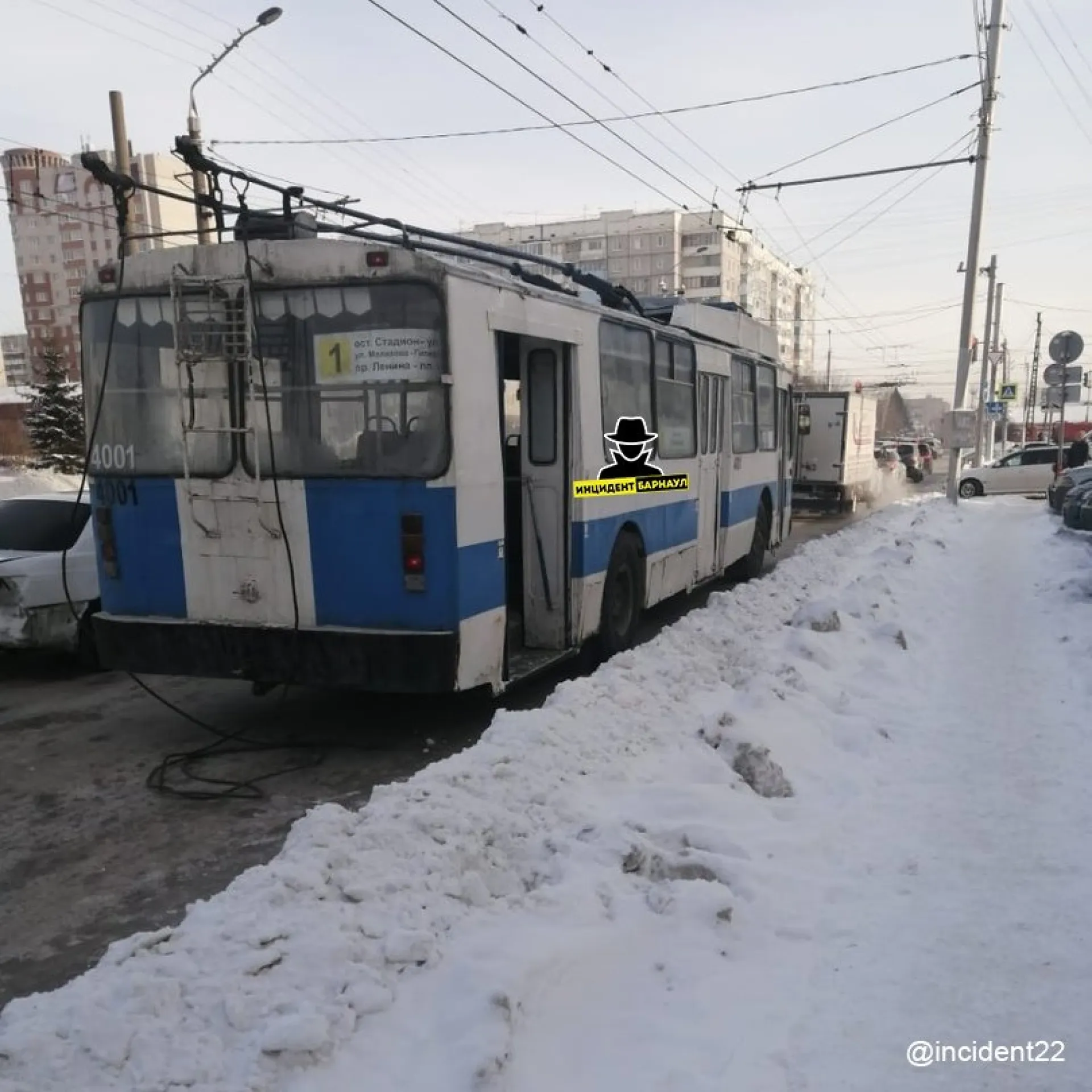 Тролейбус врезался в легковушку в Барнауле