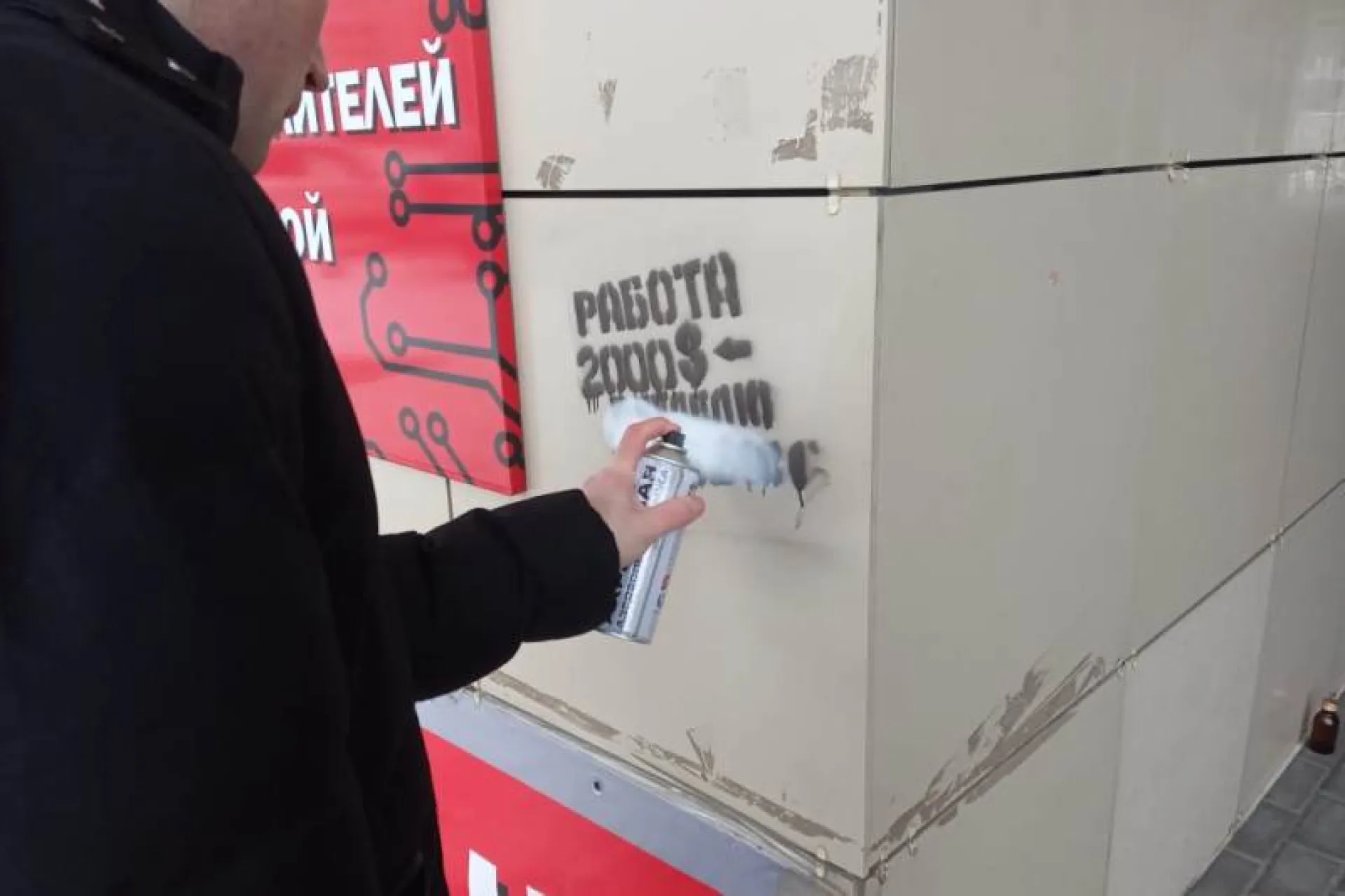 Полицейские и добровольцы закрасили более ста надписей в Барнауле