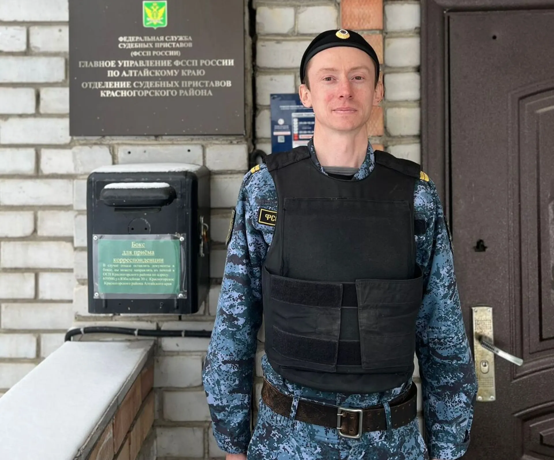 Судебный пристав спас прилипшего языком к столбу мальчика в Алтайском крае Судебный пристав спас прилипшего языком к столбу мальчика в Алтайском крае
