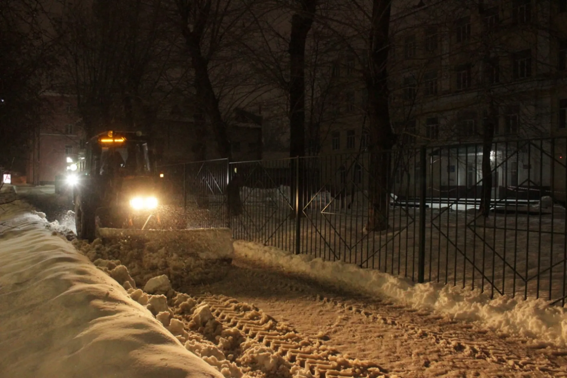 Более пяти тысяч кубометров снега вывезли ночью 26 ноября с дорог Барнаула