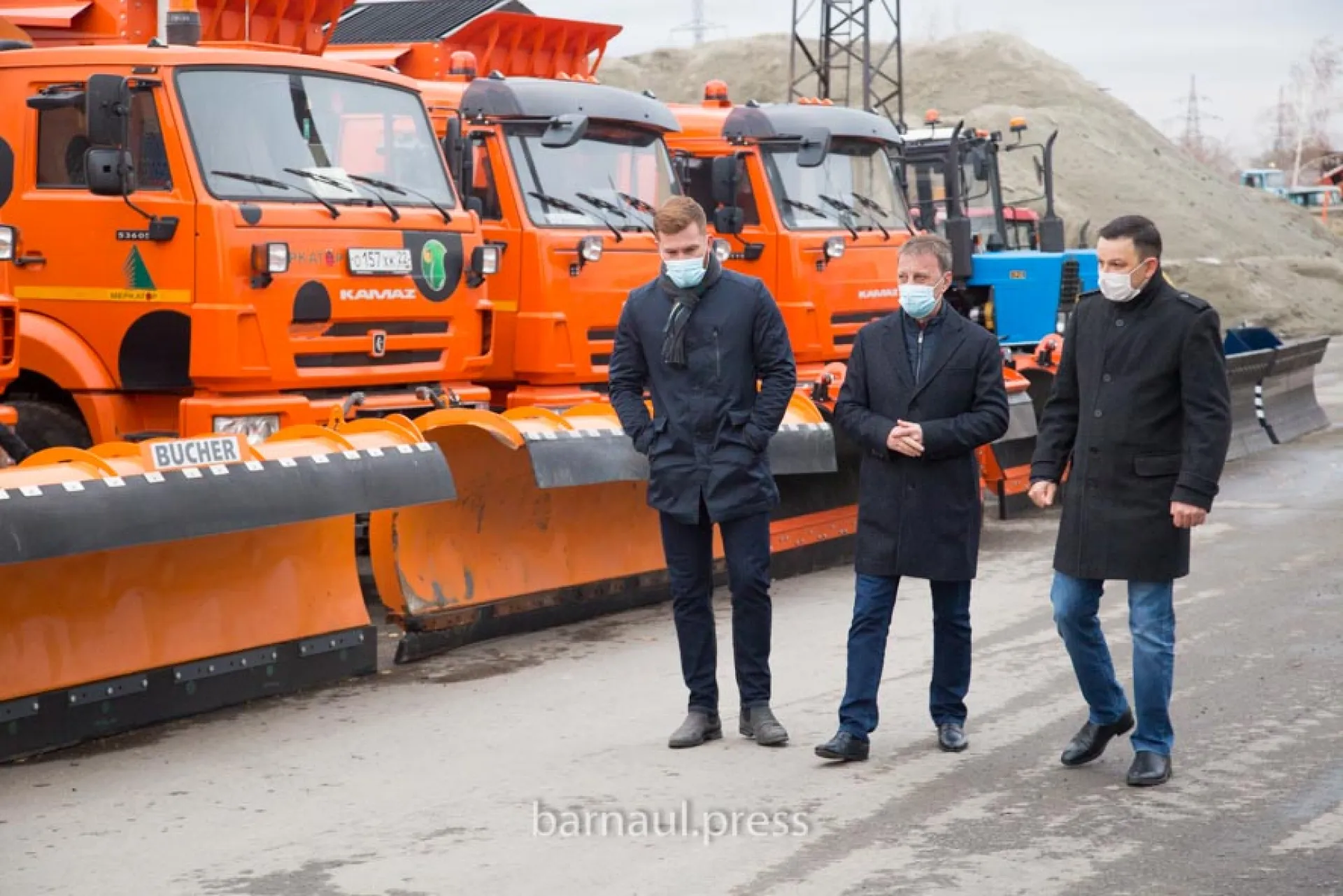 Мэр Барнаула проверил готовность городской снегоуборочной техники