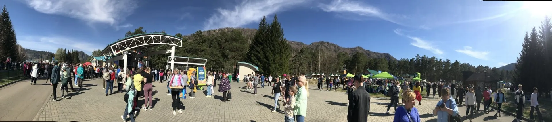 Фестиваль «Цветение маральника» с размахом прошел на Бирюзовой Катуни, приняв 40 тысяч зрителей