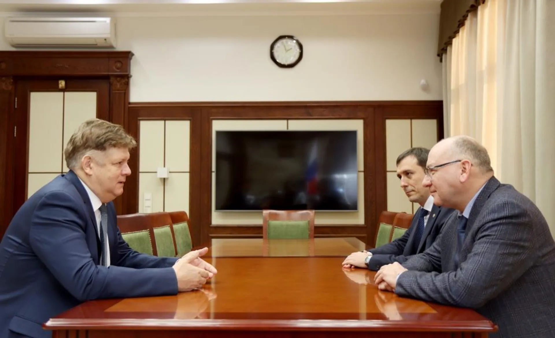 Полпред президента в СФО встретился с первым заместителем директора Росфинмониторинга Олегом Крыловым