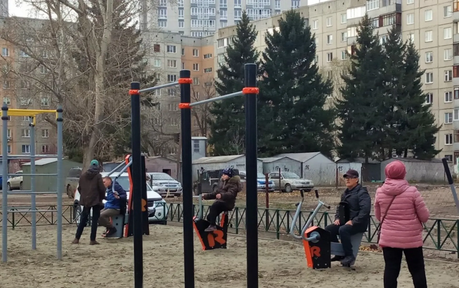 В барнаульских дворах устанавливают новые детские горки и тренажёры В барнаульских дворах устанавливают новые детские горки и тренажёры
