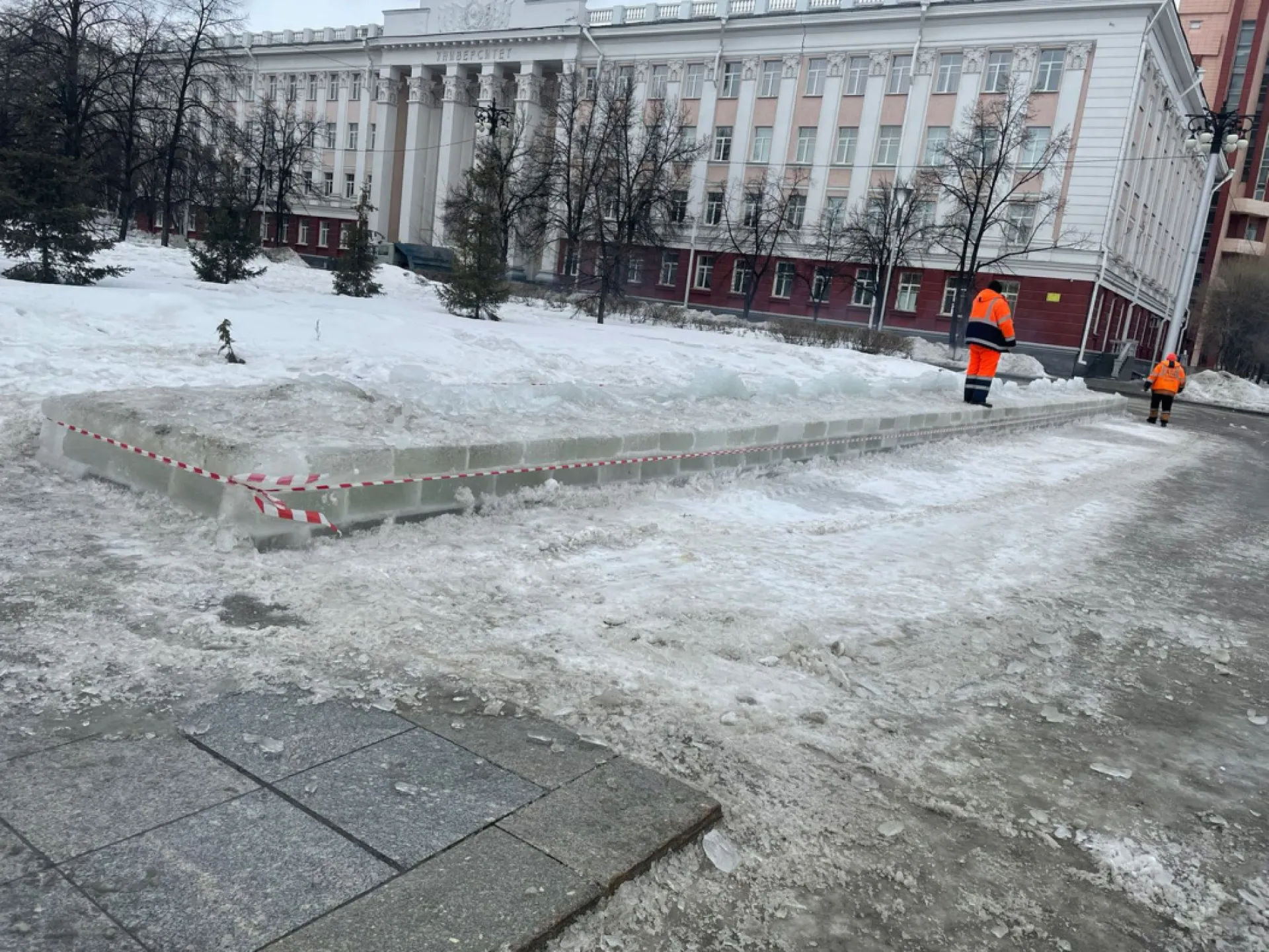 В Барнауле демонтировали ледовую композицию «Спасибо врачам!»
