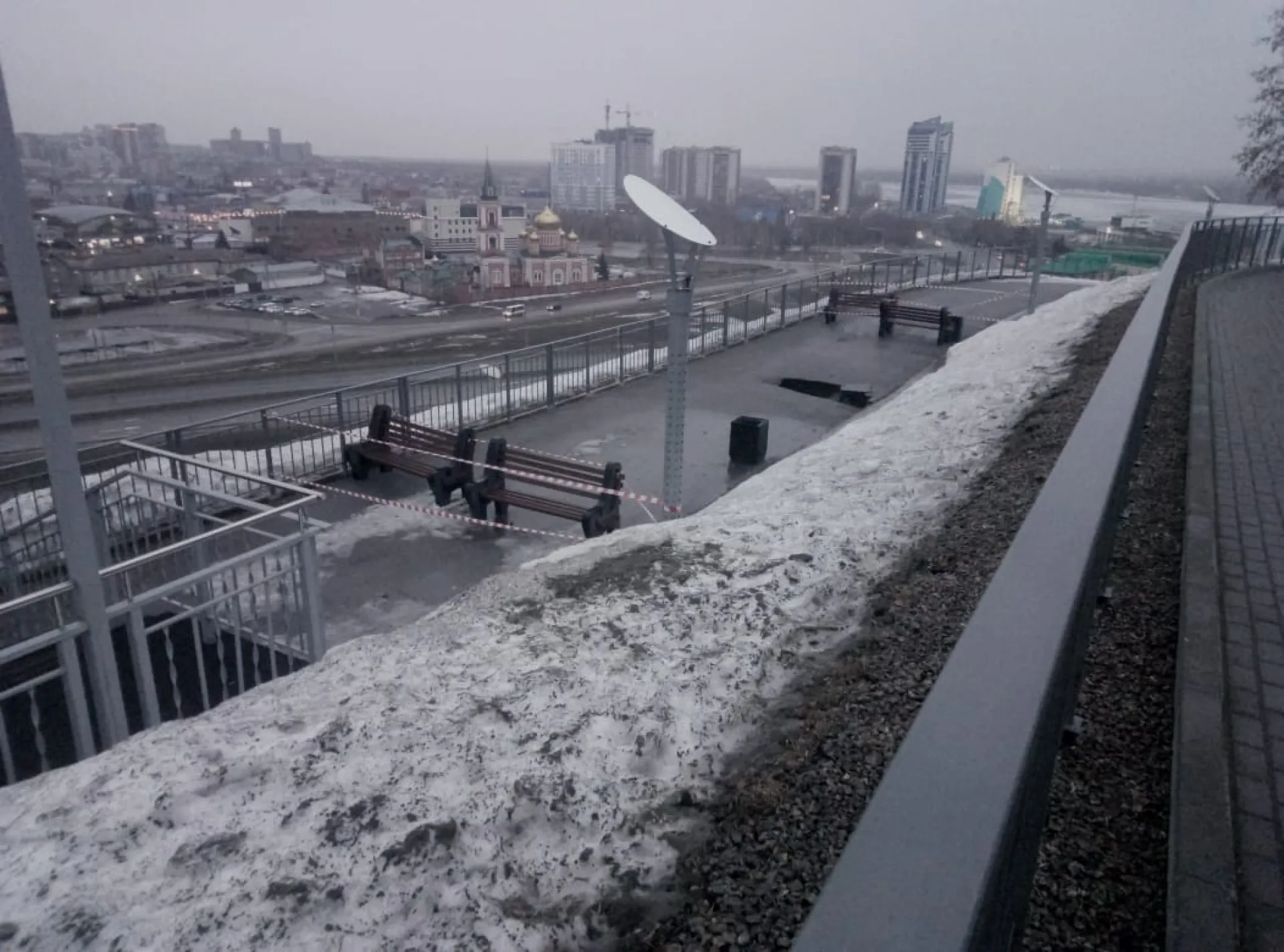 Асфальт провалился в Нагорном парке в Барнауле Асфальт провалился в Нагорном парке в Барнауле