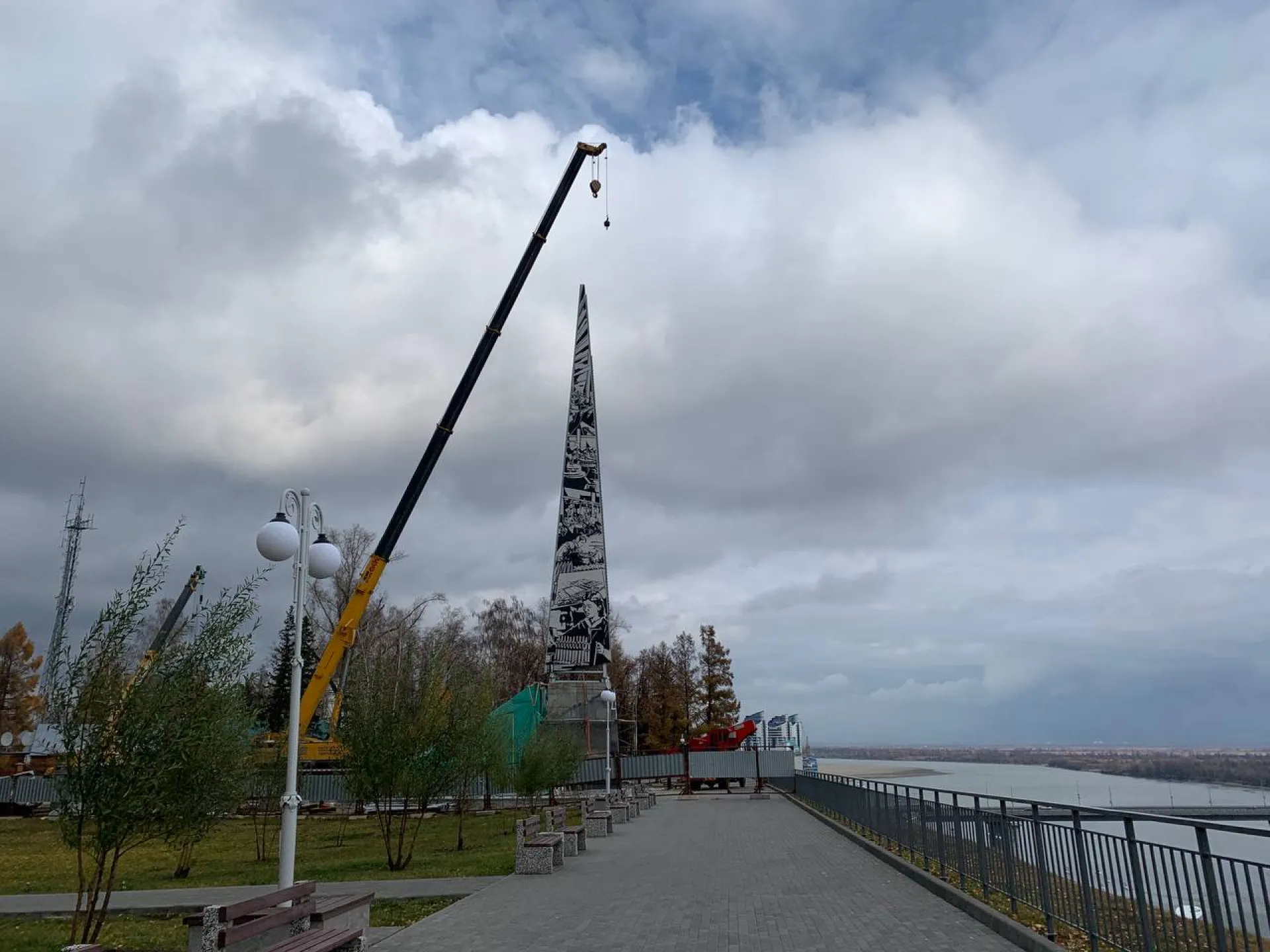 В Барнауле установили стелу «Город трудовой доблести» В Барнауле установили стелу «Город трудовой доблести»