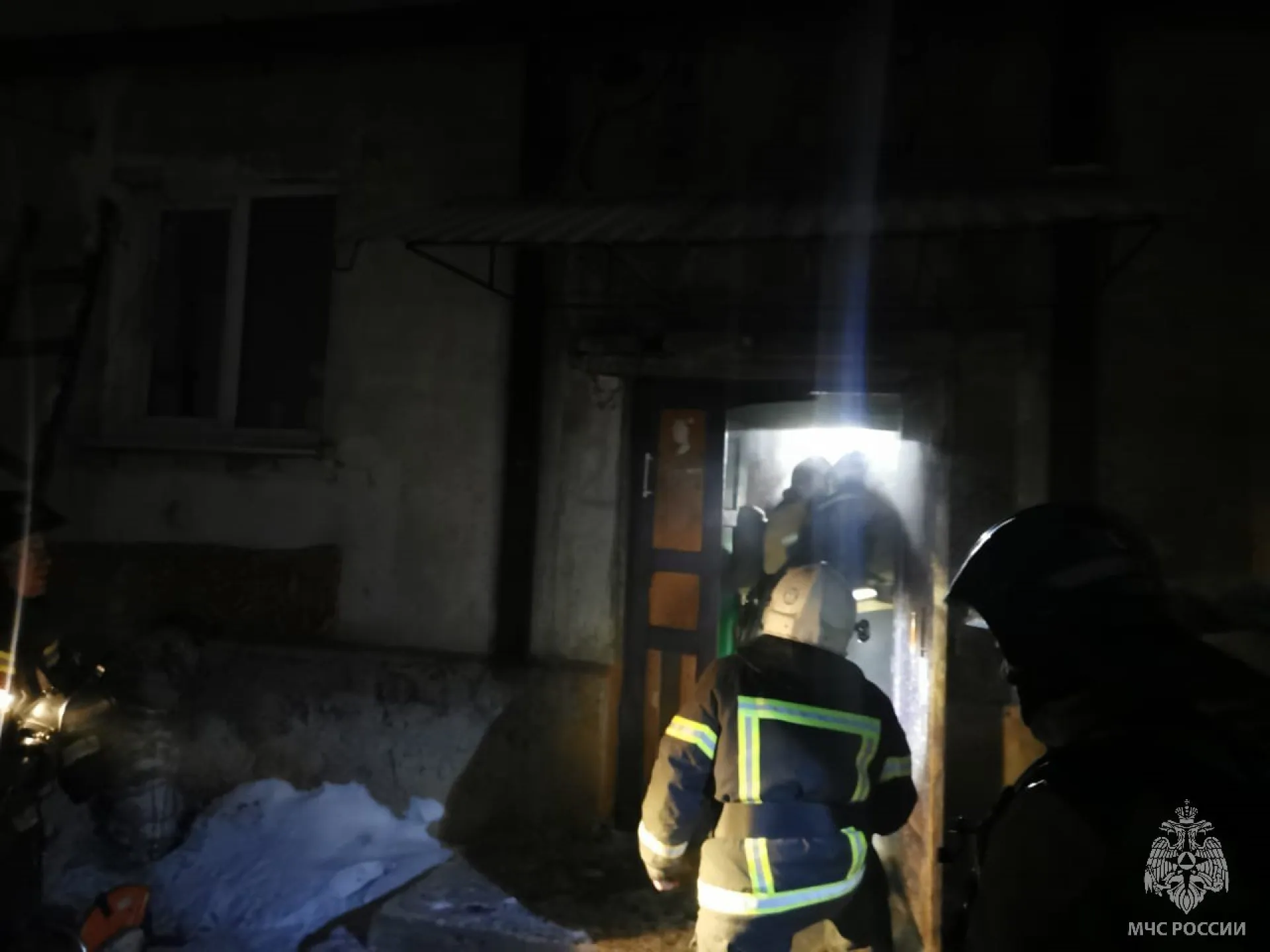 В Барнауле сотрудники МЧС спасли 14 человек из горящего дома