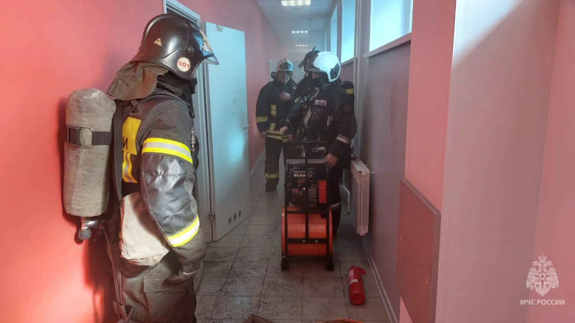 В Барнауле сотрудники МЧС справились с огнём в административном здании