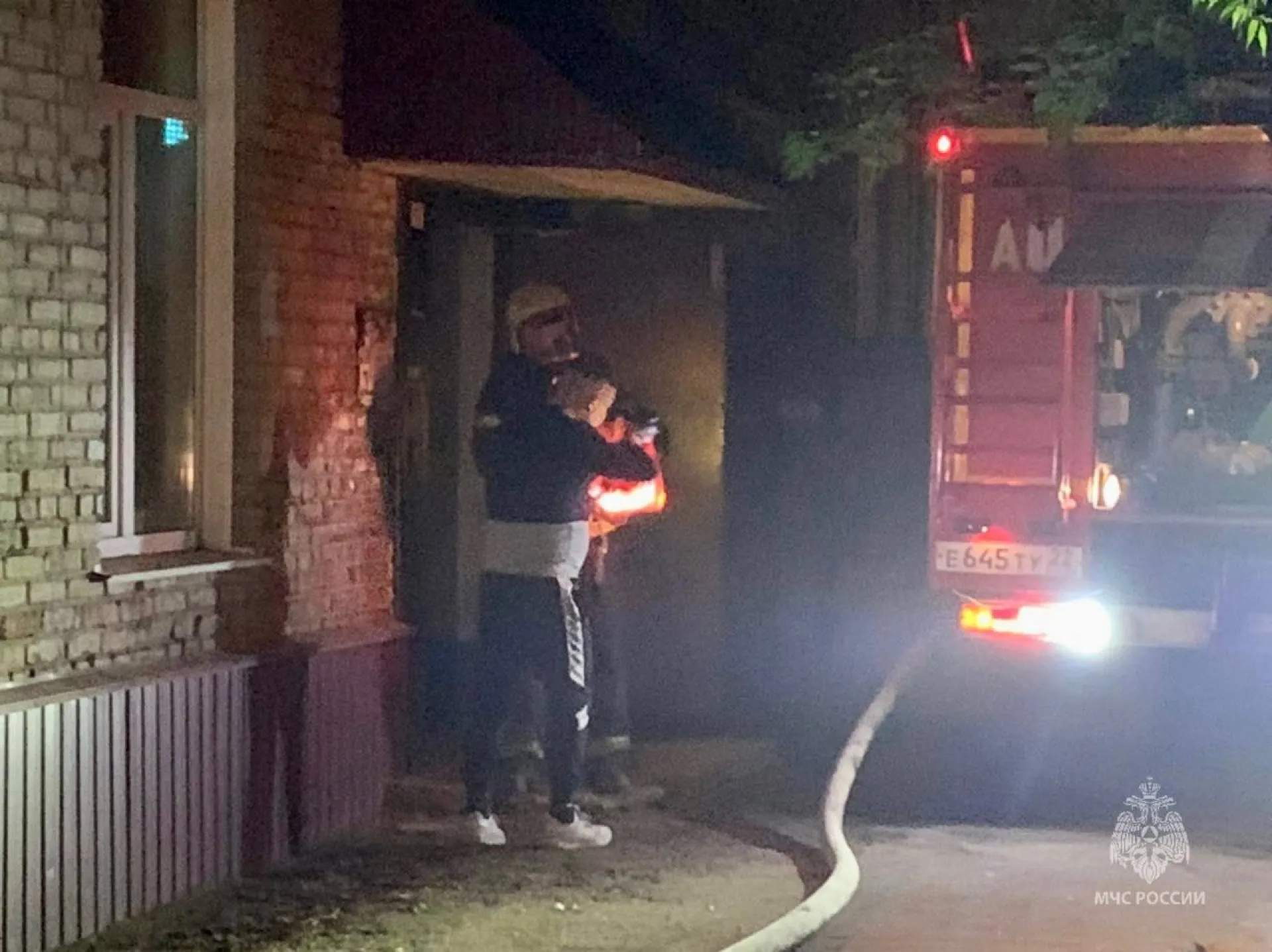 В Рубцовске сотрудники МЧС спасли 5 человек при пожаре в жилом доме В Рубцовске сотрудники МЧС спасли 5 человек при пожаре в жилом доме
