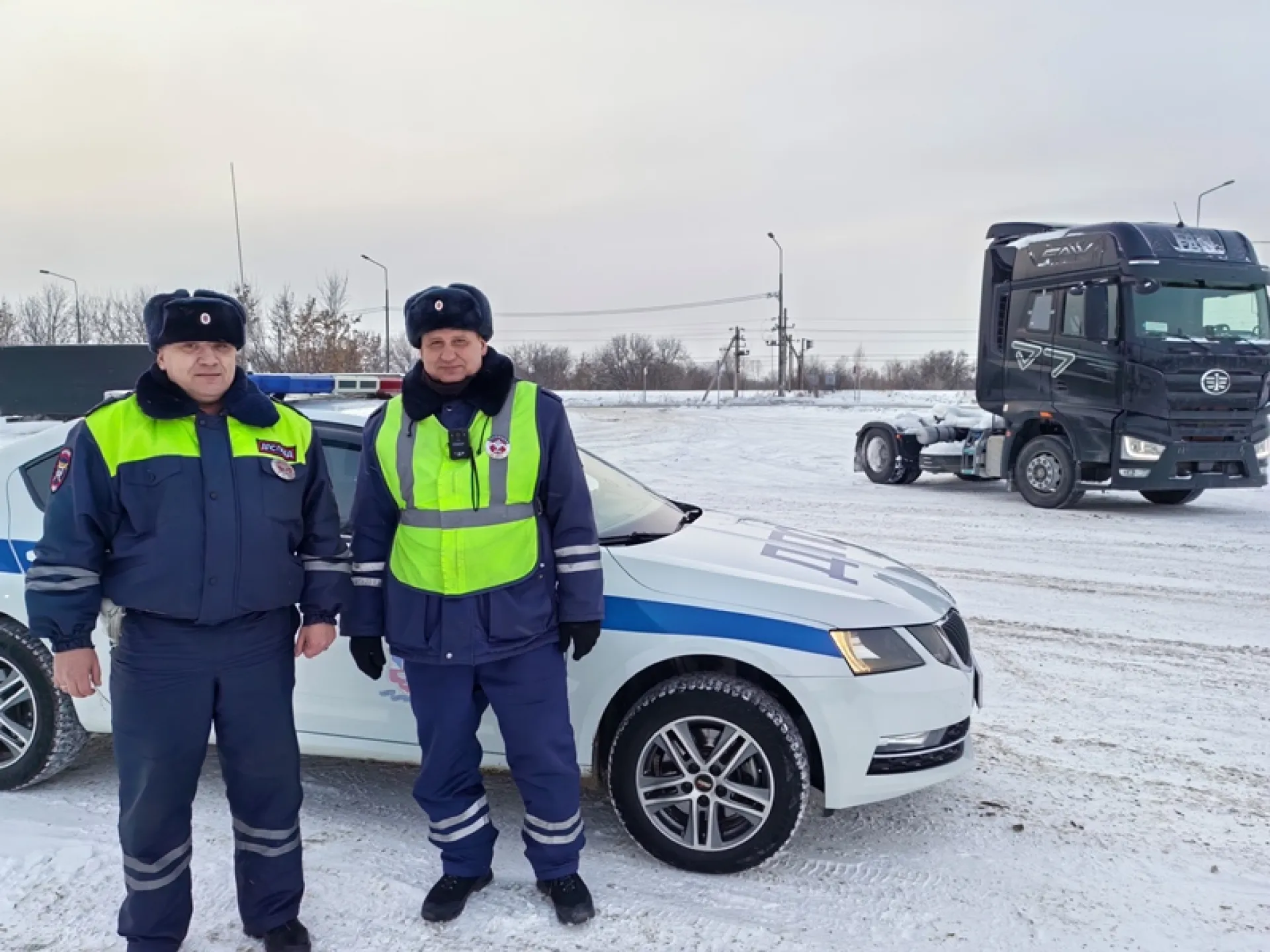5 часов на трассе: алтайские полицейские помогли замерзающему водителю