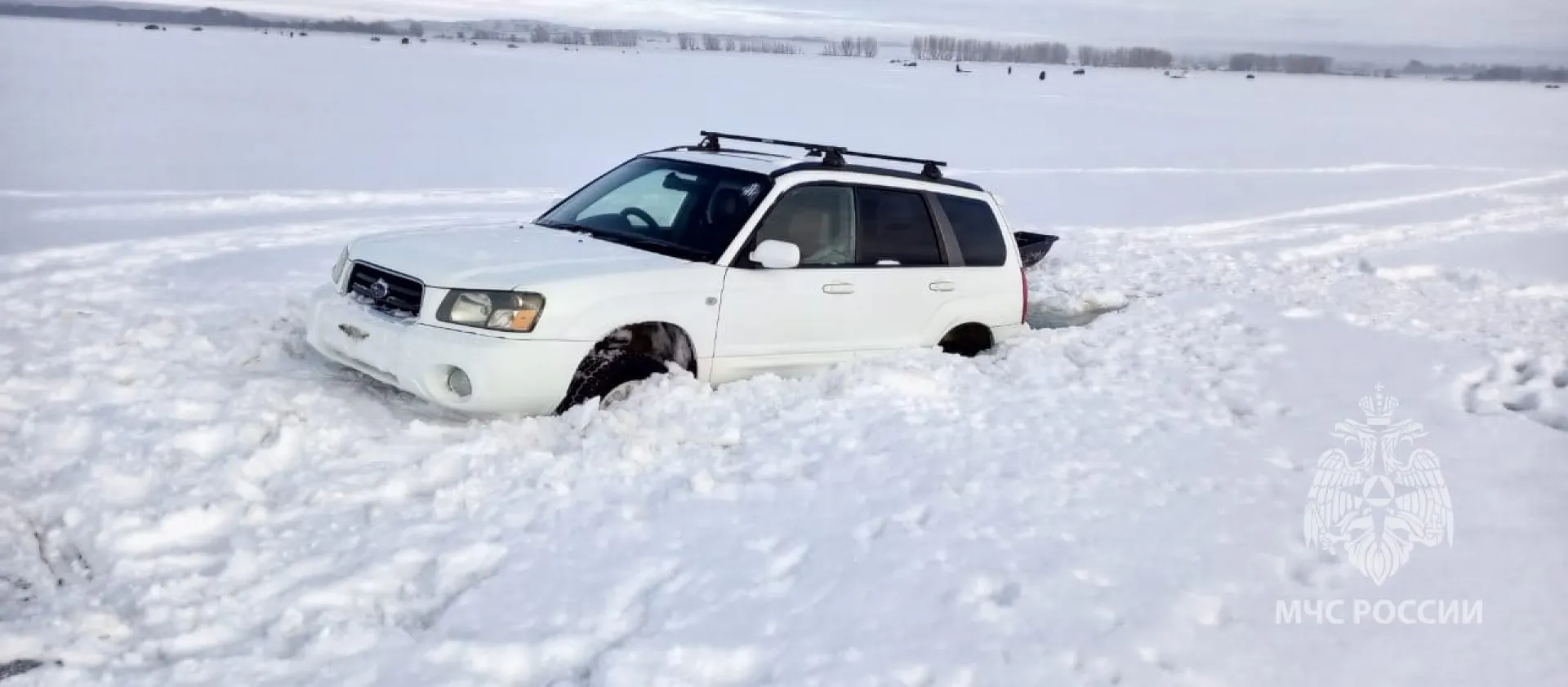 Автомобили провалились под лёд на Гилевском водохранилище в районе села Корболиха Автомобили провалились под лёд на Гилевском водохранилище в районе села Корболиха