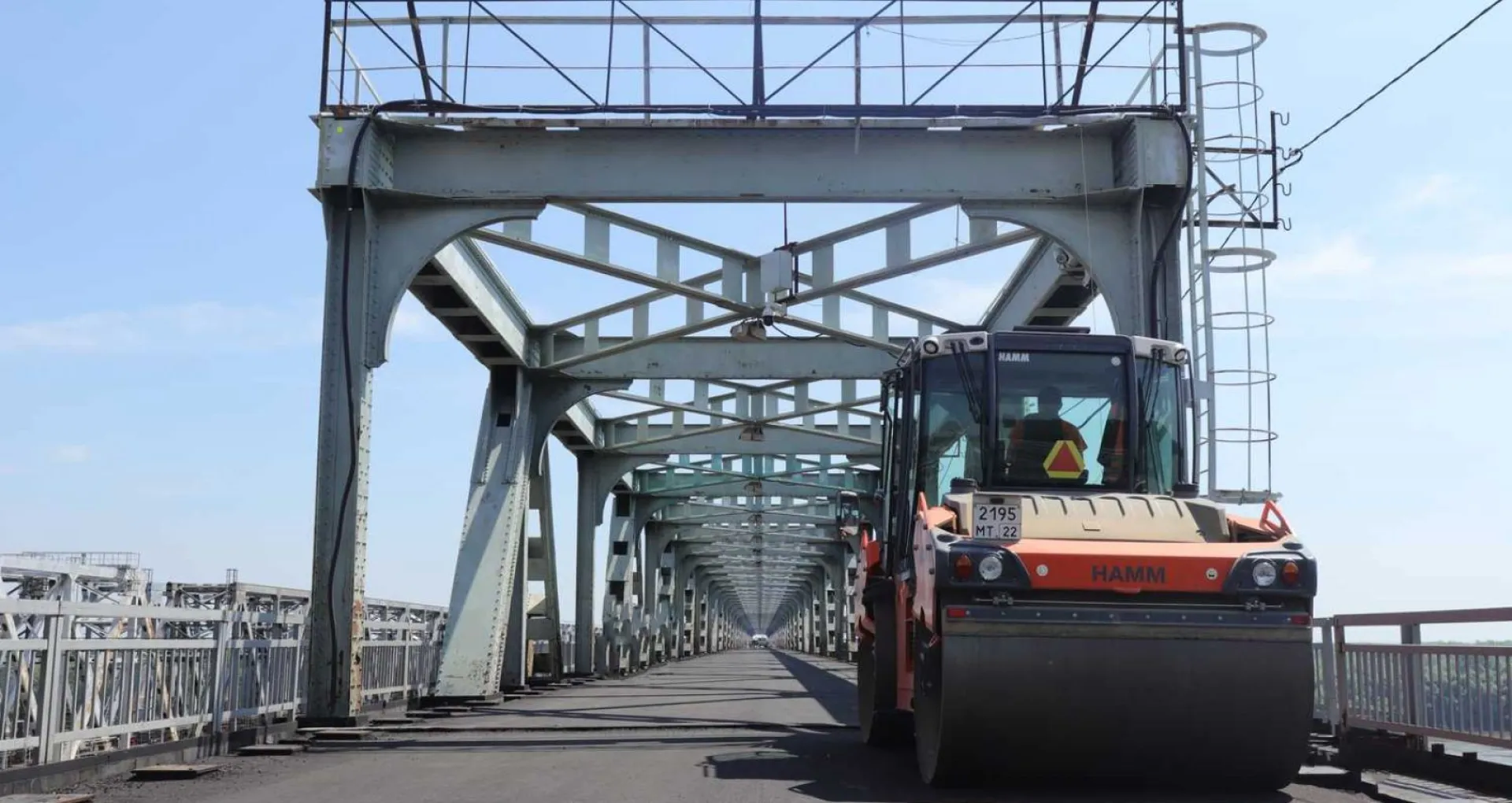 Движение на Старом мосту частично перекрыли в Барнауле