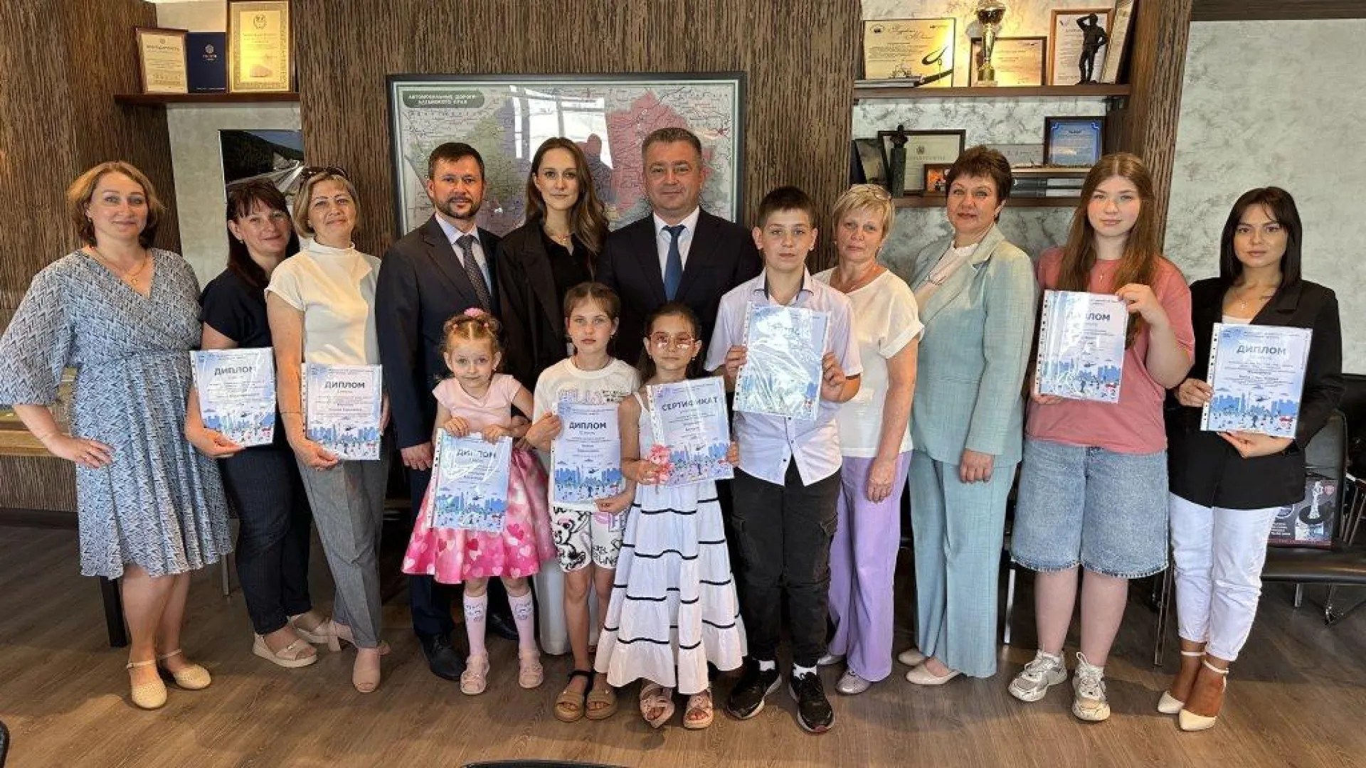 Победителей конкурсов «Безопасные дороги глазами ребенка» и «Уголок безопасности дорожного движения» наградили в Алтайском крае