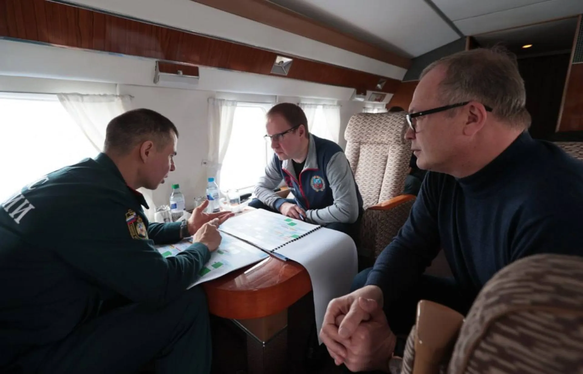 Губернатор Алтайского края Виктор Томенко и начальник ГУ МЧС России по Алтайскому краю Александр Макаров проинспектировали с воздуха подтопленные в регионе территории Губернатор Алтайского края Виктор Томенко и начальник ГУ МЧС России по Алтайскому краю Александр Макаров проинспектировали с воздуха подтопленные в регионе территории