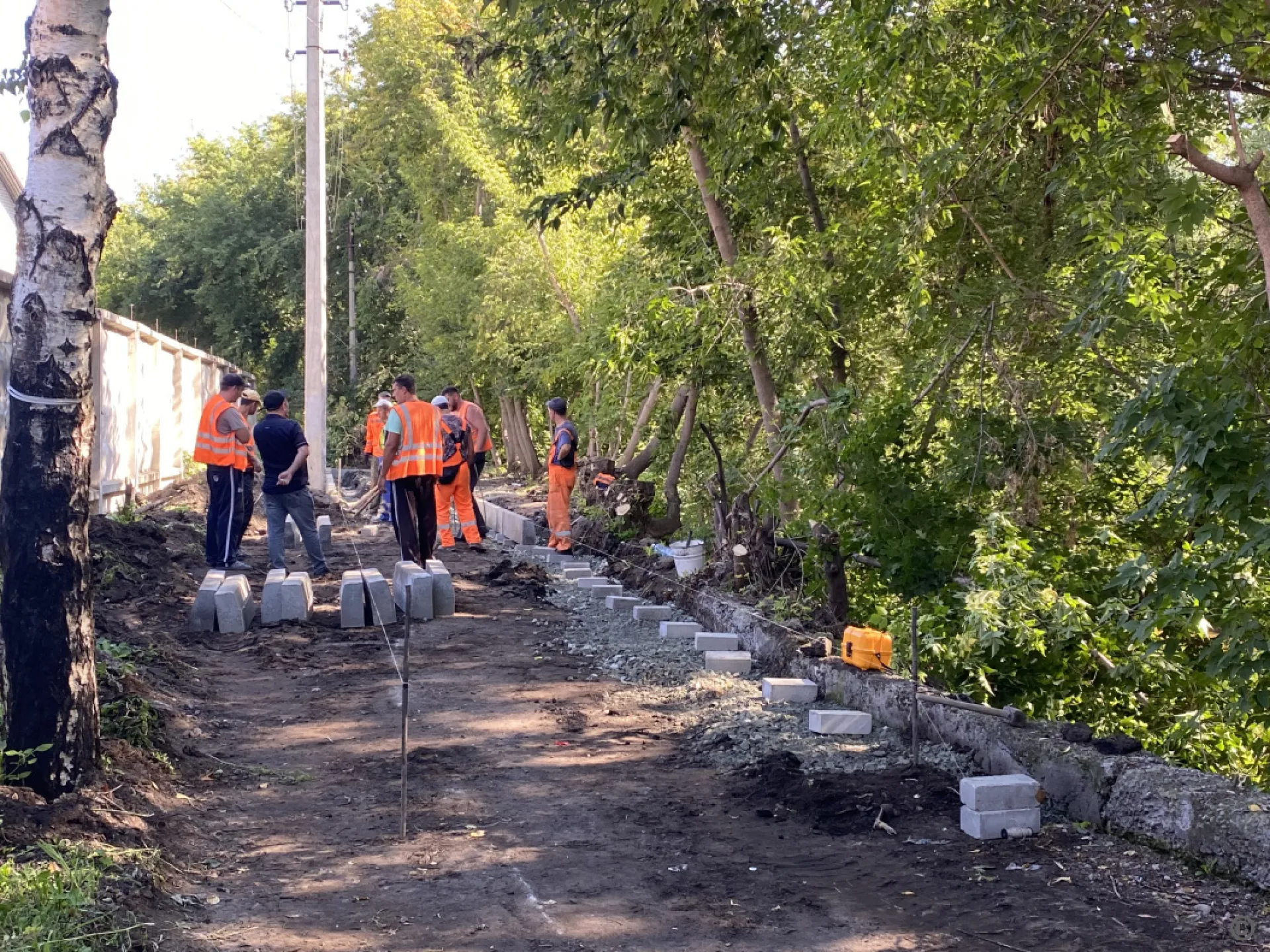 Тротуар к скверу на улице Приречной начали обустраивать в Барнауле
