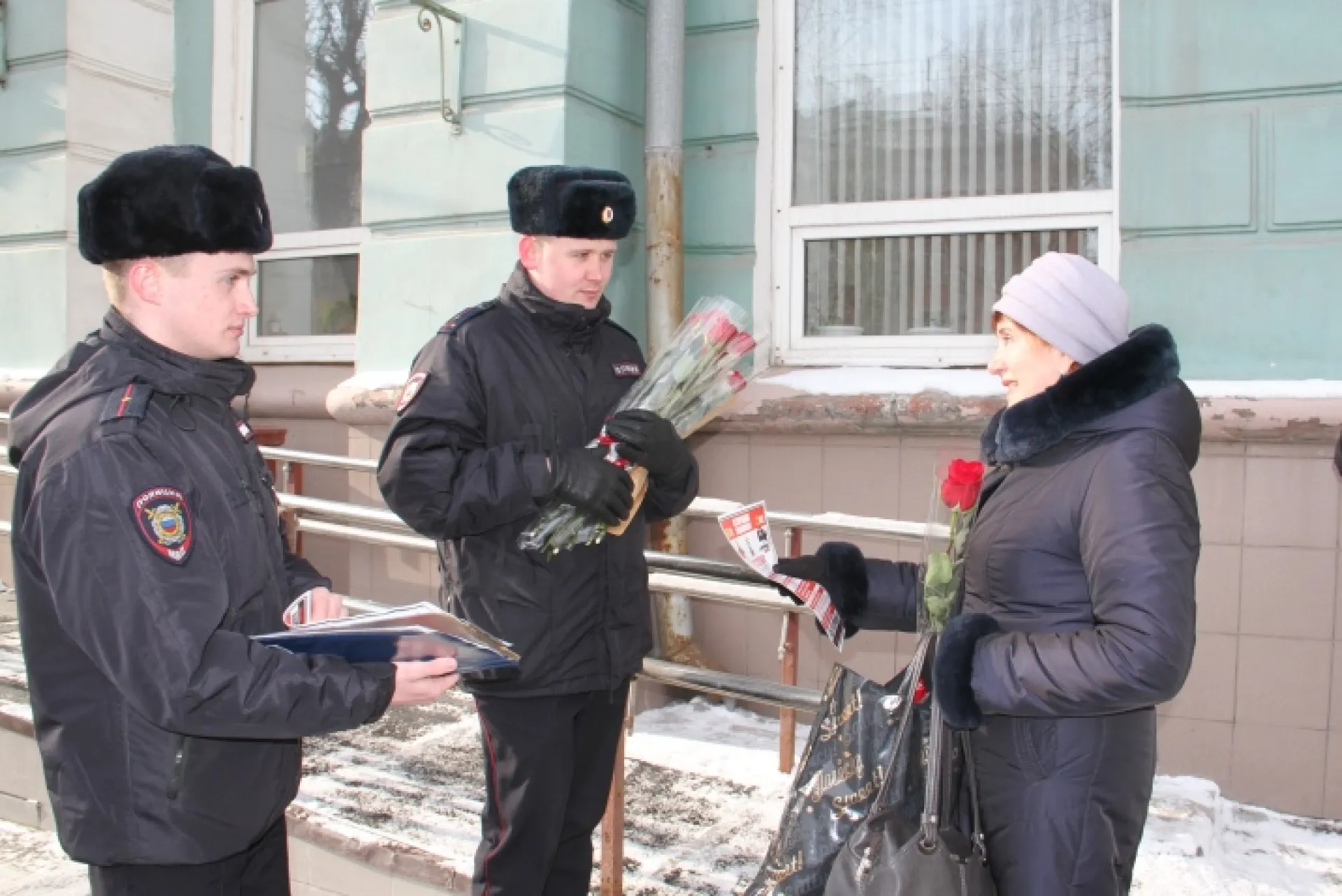 Полицейские вышли на улицы Барнаула с цветами, чтобы поздравить женщин с наступающим 8 Марта Полицейские вышли на улицы Барнаула с цветами, чтобы поздравить женщин с наступающим 8 Марта