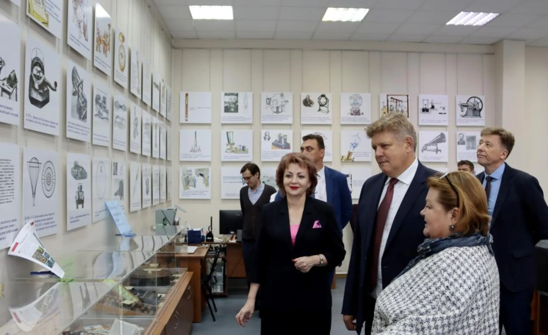 Полпред президента России в СФО познакомился с проектами развития крупнейшей за Уралом библиотеки Полпред президента России в СФО познакомился с проектами развития крупнейшей за Уралом библиотеки