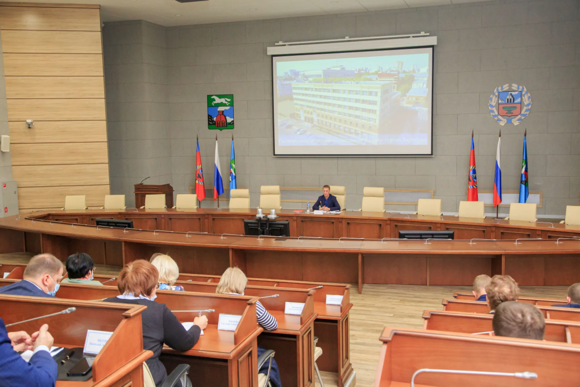 Ситуацию с распространением COVID-19 обсудили на оперативном совещании в администрации Барнаула Ситуацию с распространением COVID-19 обсудили на оперативном совещании в администрации Барнаула