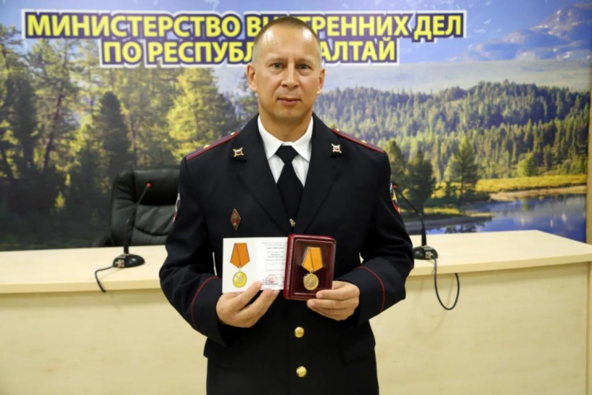 На Алтае наградили полицейского, который спас провалившегося в люк ребёнка