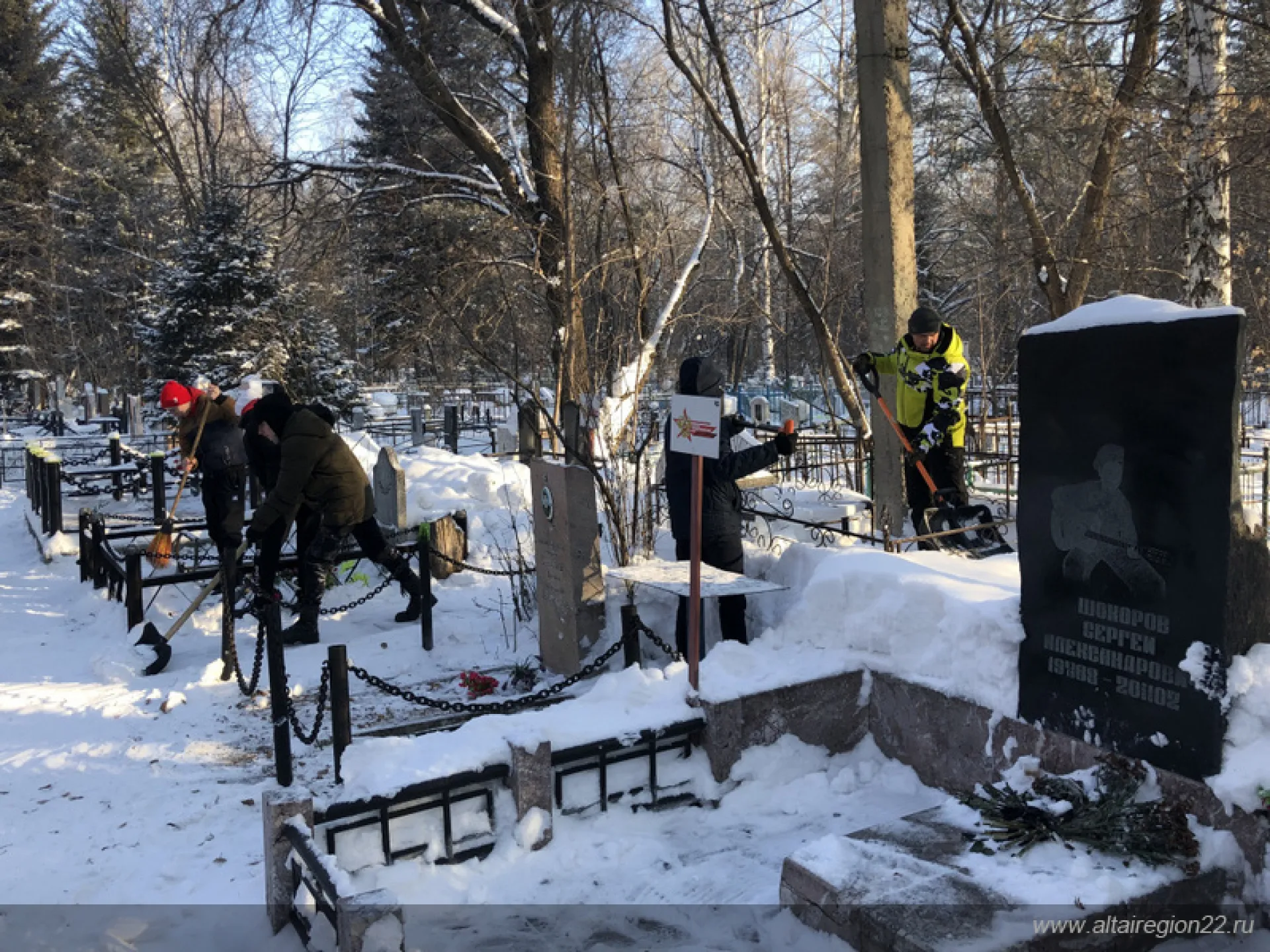 Барнаульцы очистили Аллею памяти на Власихинском кладбище