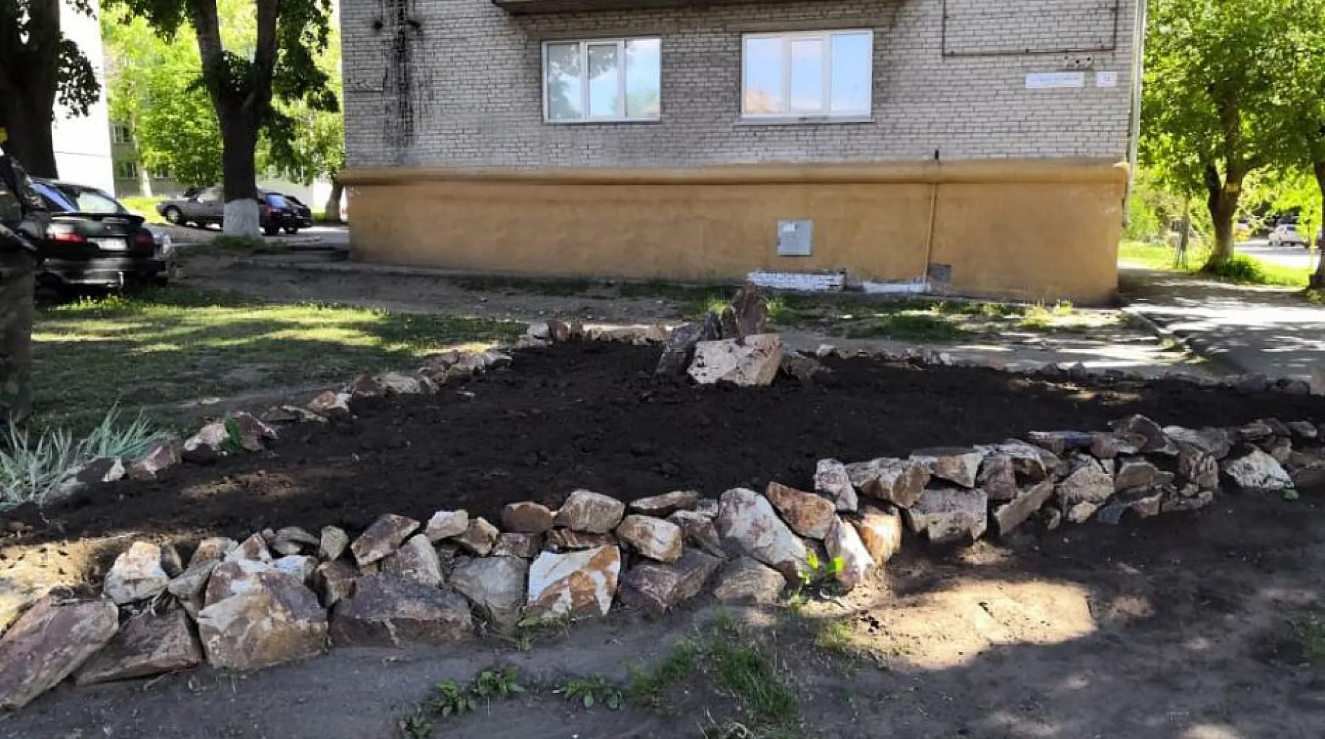 Фото: барнаульские общественники благоустраивают микрорайоны