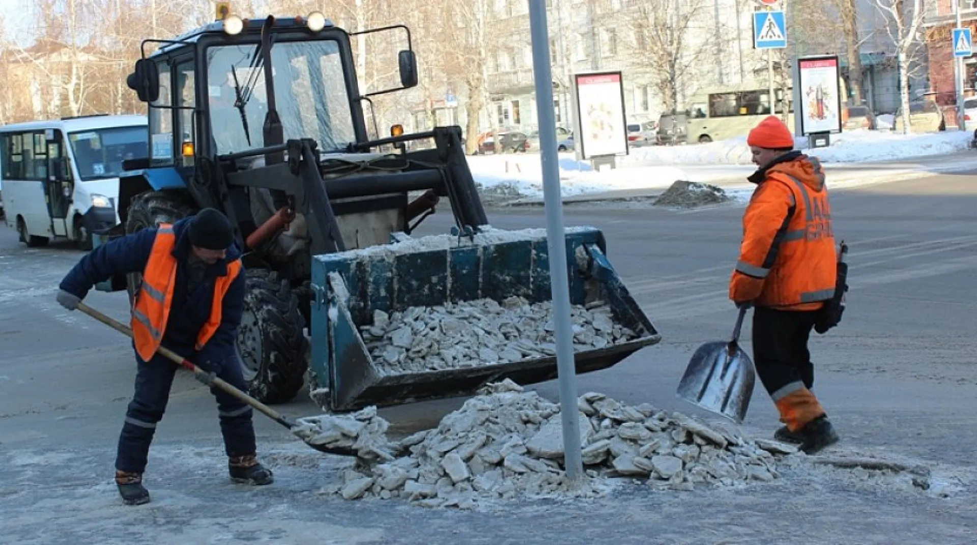 Дорожная служба Барнаула усилила работу по очистке тротуаров