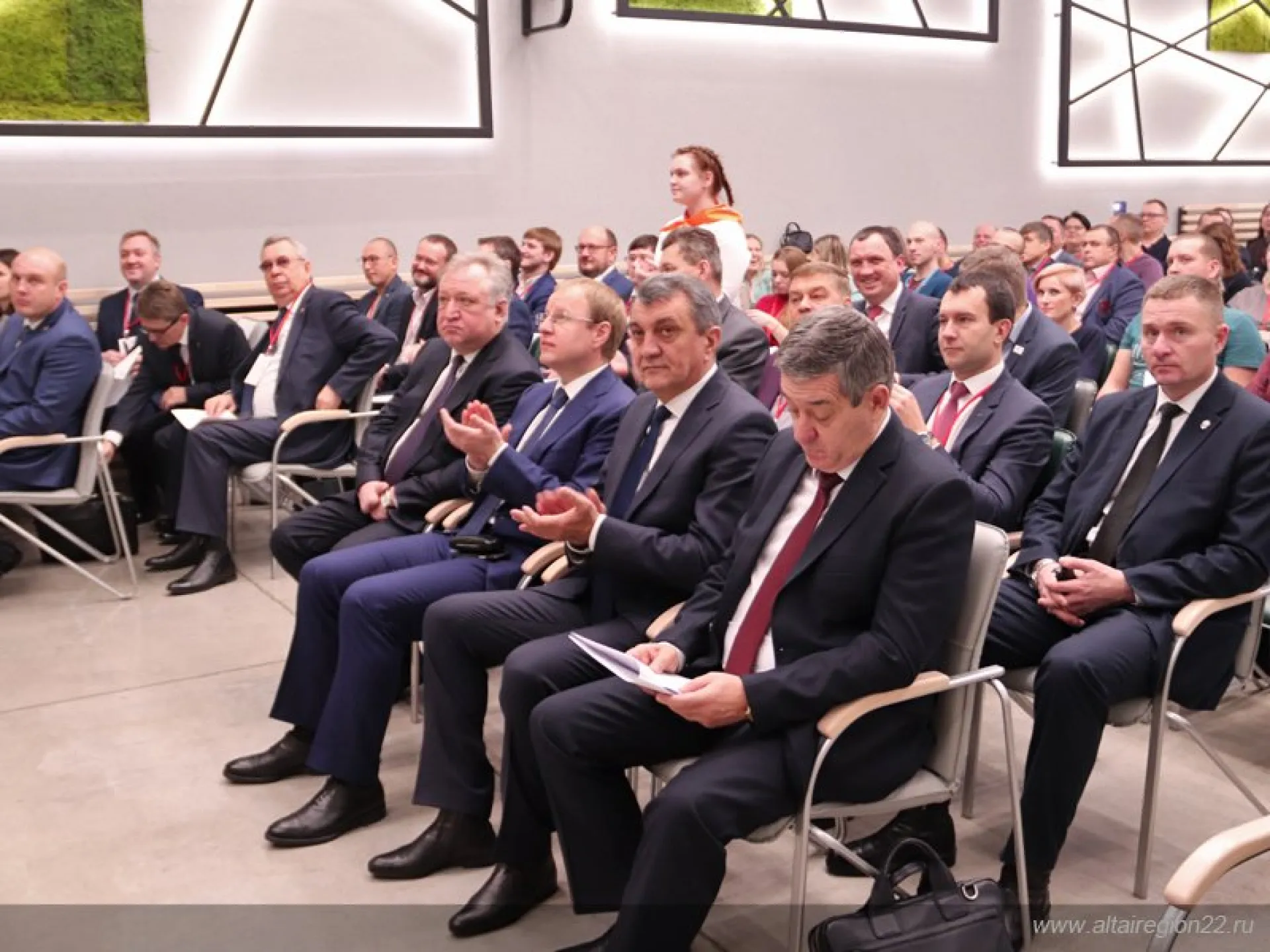 Полпред президента России в СФО Сергей Меняйло заверил предпринимателей в поддержке государства Полпред президента России в СФО Сергей Меняйло заверил предпринимателей в поддержке государства