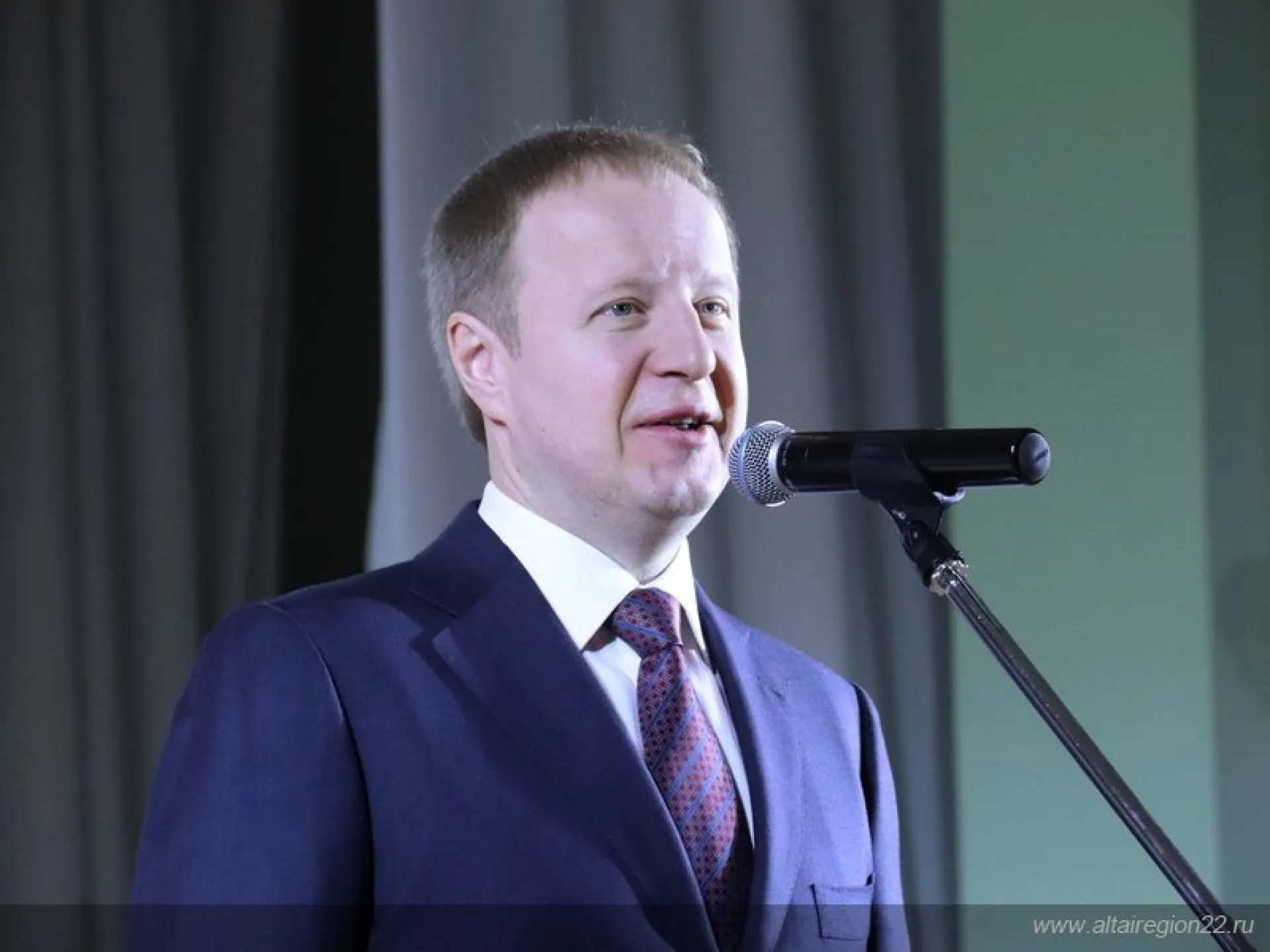 Губернатор Виктор Томенко поздравил сотрудников Алтайкрайстата со столетним юбилеем ведомства