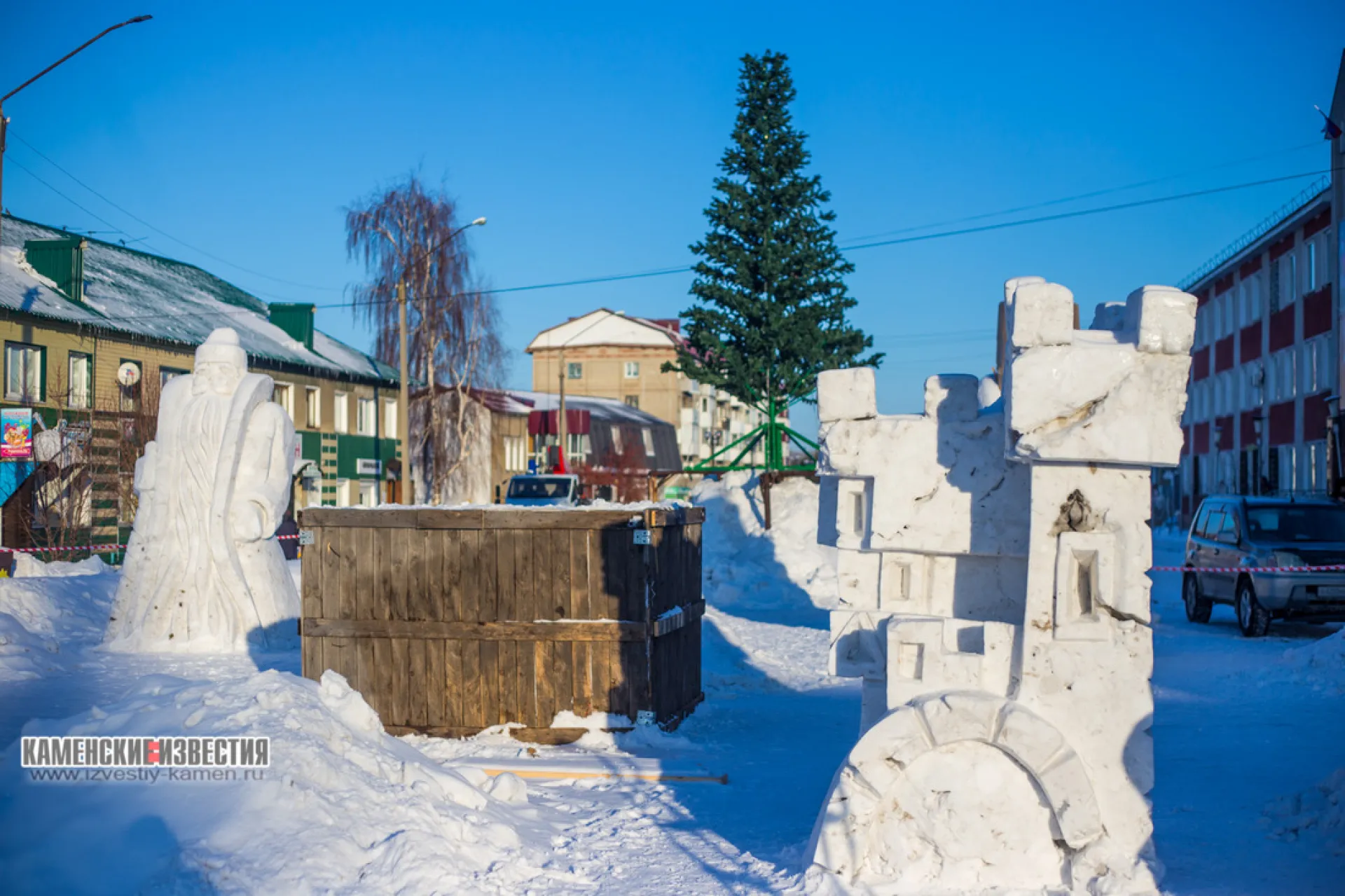 Снежный городок строят в Камне-на-Оби