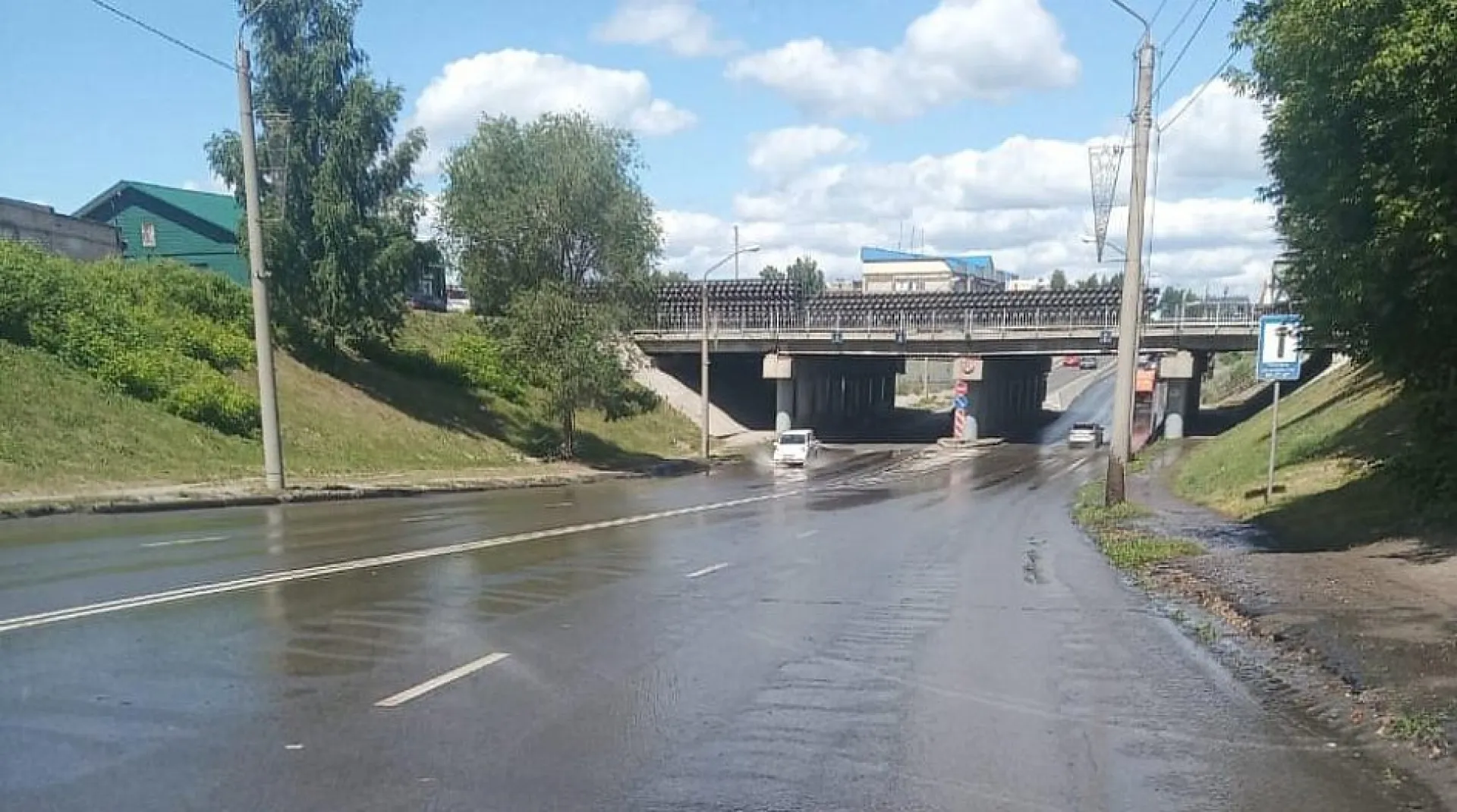 В результате коммунальной аварии в Барнауле затопило дорогу