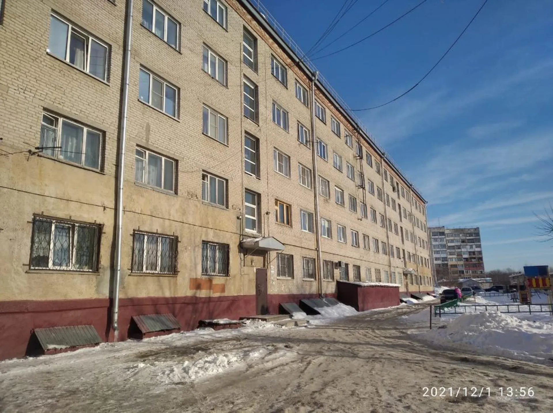 На голову барнаульскому школьнику упал снег со льдом с крыши дома