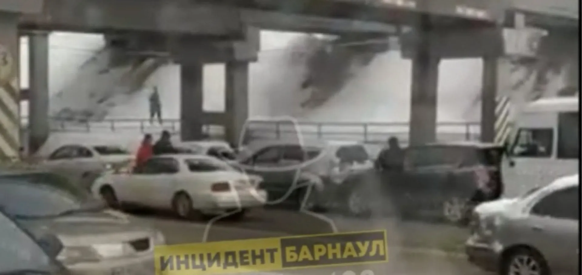 Массовое ДТП под мостом случилось в Барнауле