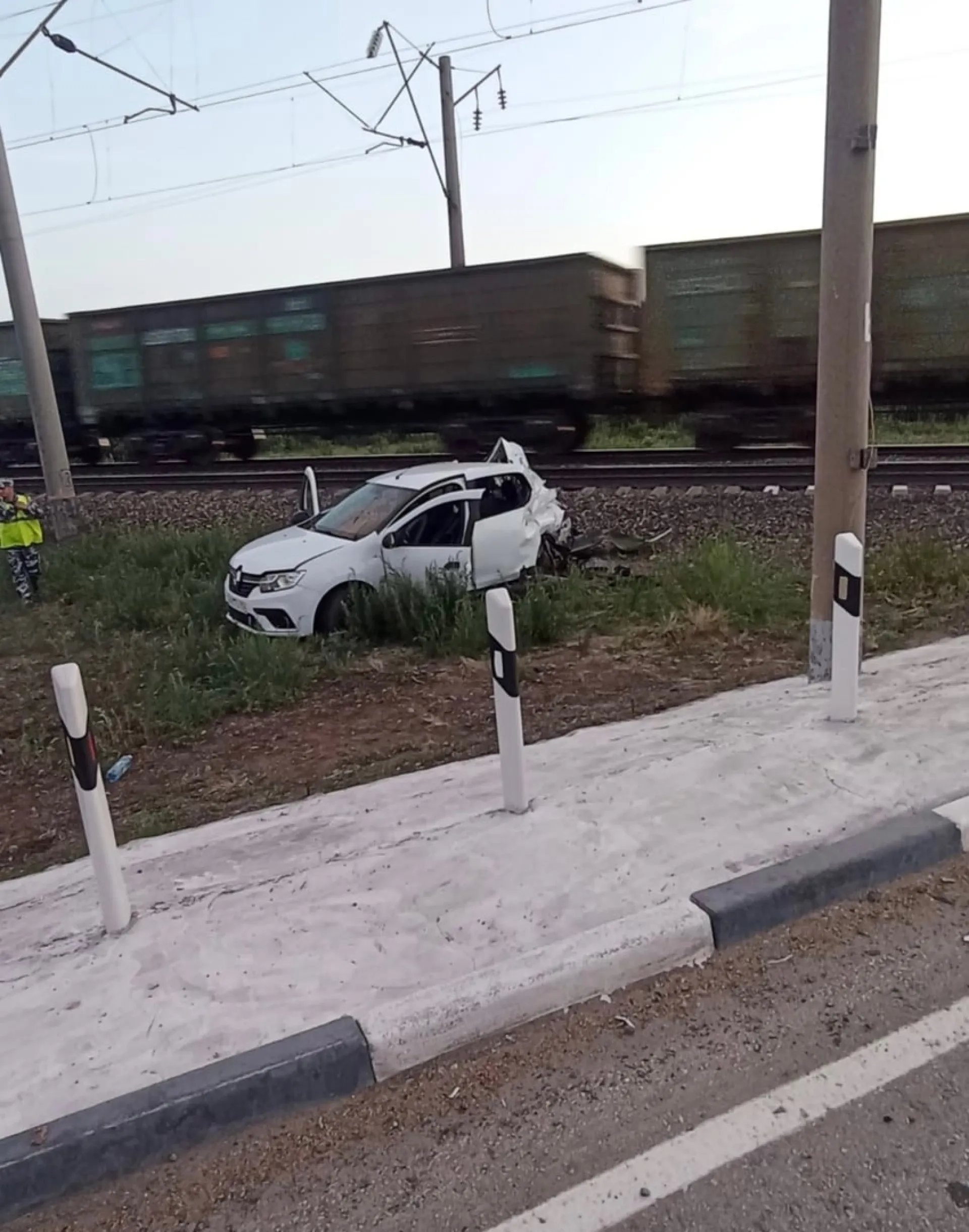 В Алтайском крае транспортной прокуратурой выясняются обстоятельства столкновения автомобиля с поездом на железнодорожном переезде