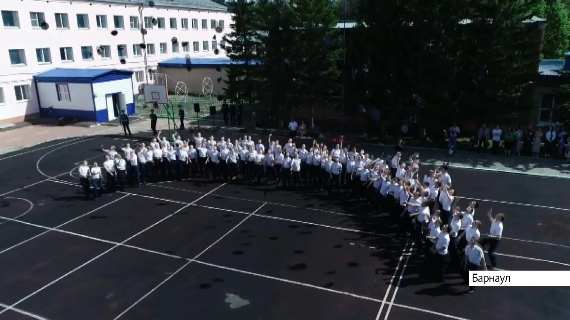 Последний звонок отметили в Алтайской лётной школе-интернате