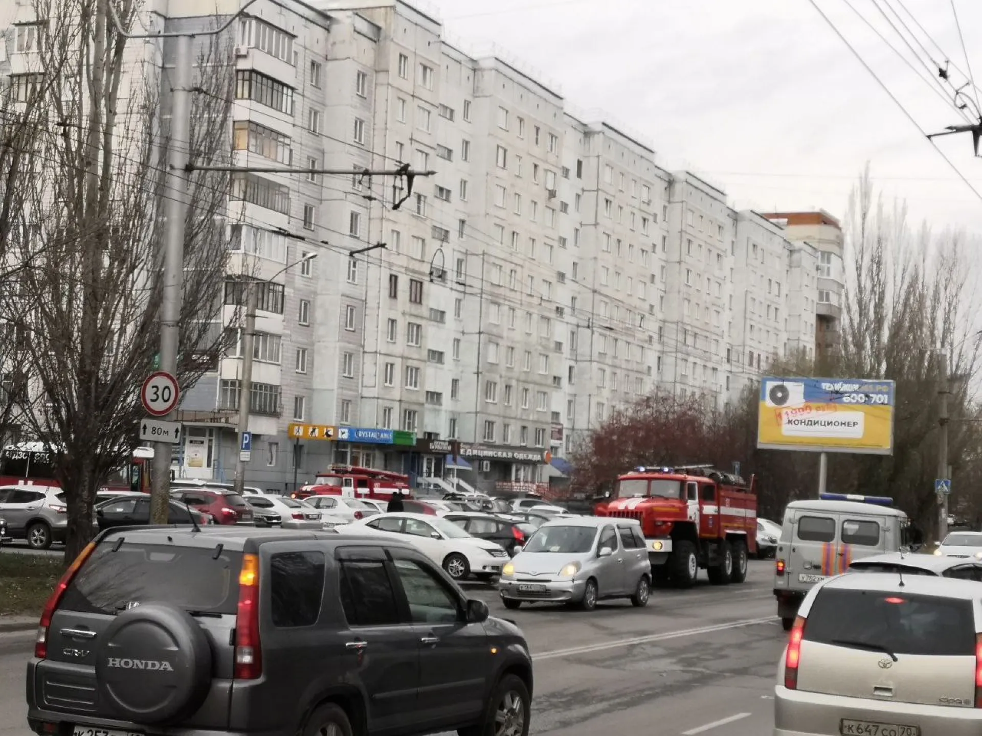 Спасатели эвакуировали жителей многоэтажки в Барнауле из-за возгорания электрощитка