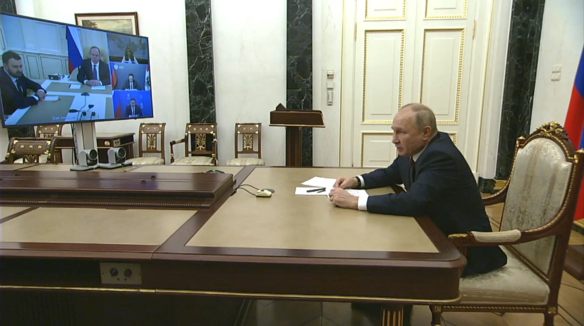 Владимир Путин предложил повысить МРОТ в России на 8,4 % Владимир Путин предложил повысить МРОТ в России на 8,4 %