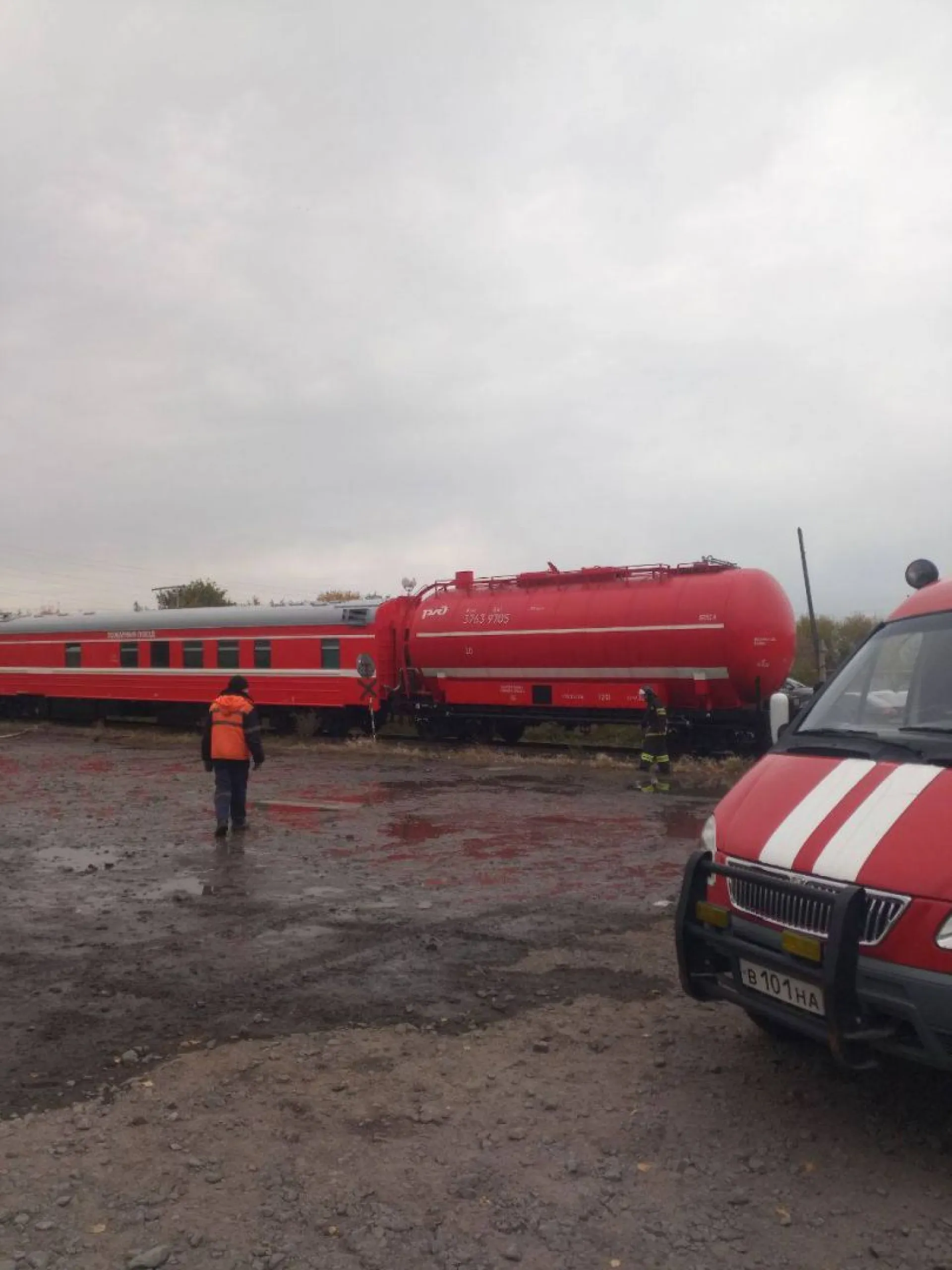 На месте пожара на мебельном комбинате в Барнауле идет проливка и разбор завалов